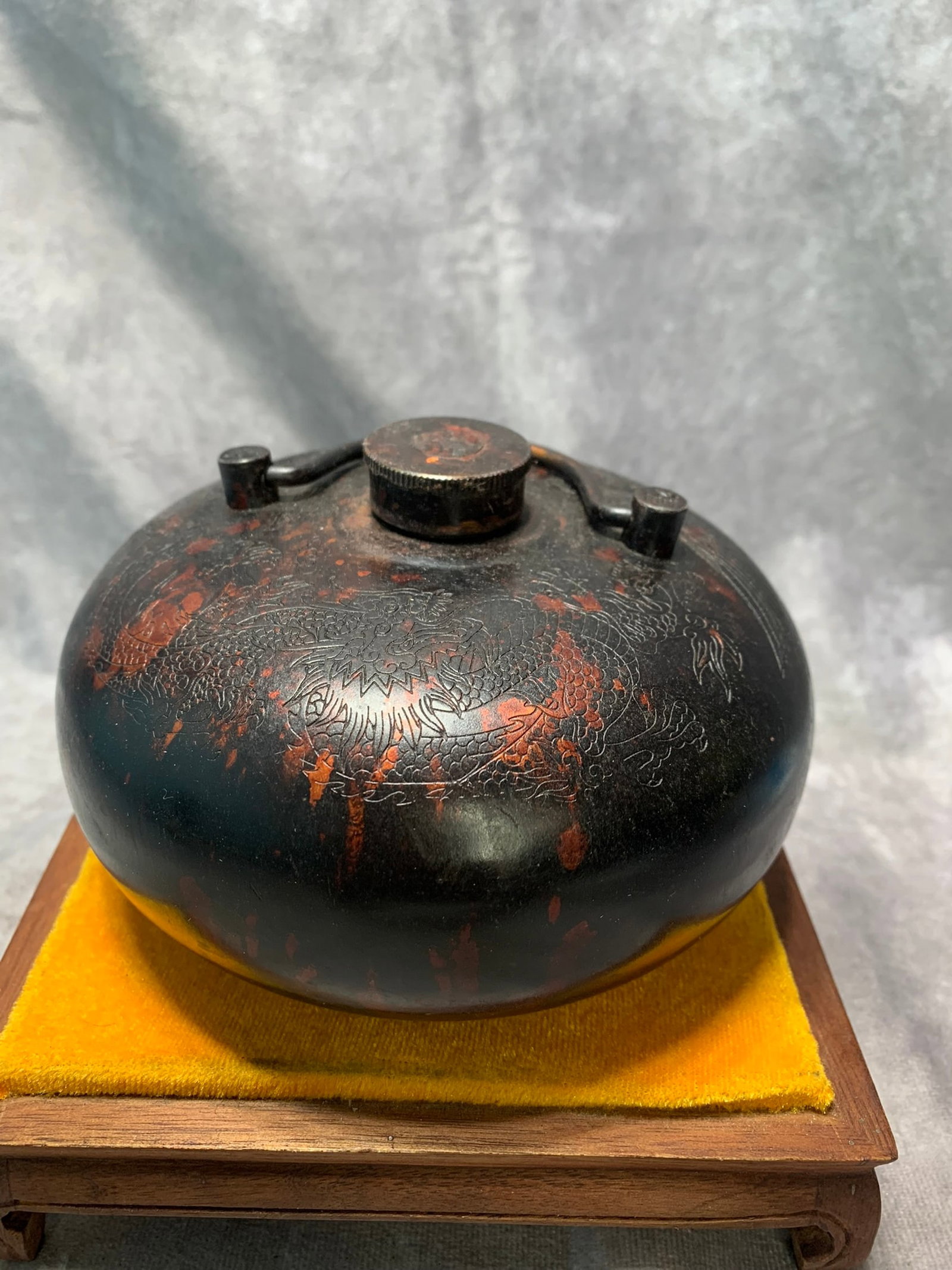 A REPUBLIC PERIOD BRONZE HAND WARMER WITH DRAGON AND PHOENIX ENGRAVING: Republic Period: High: 3.5 inch; Diameter: 5.8 inch; Wooden base for picture and display only.