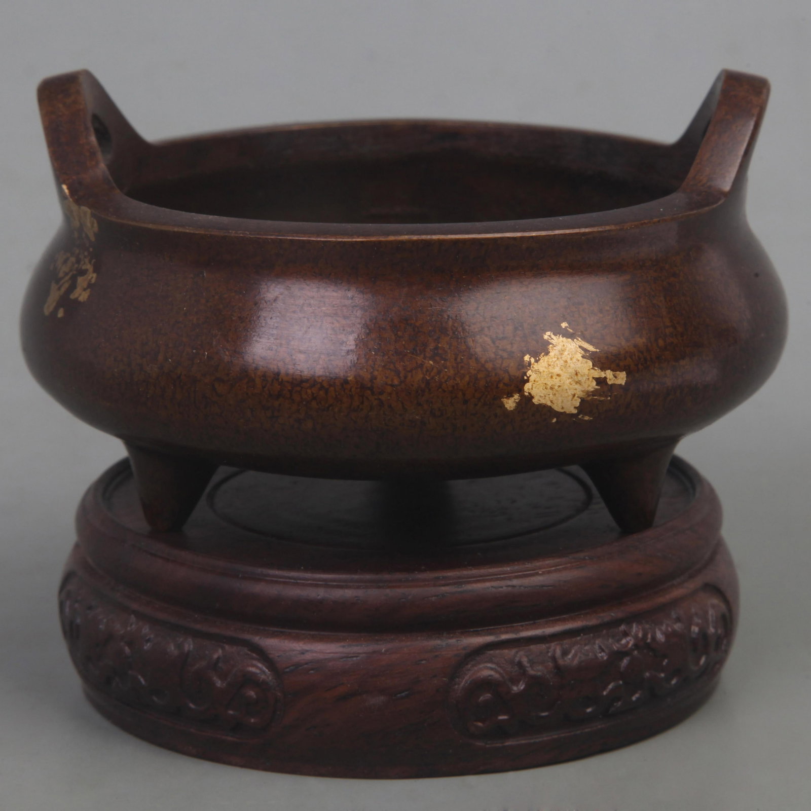A FINE XUAN DE STYLE THREE FOOT BRONZE CENSER: Ming Dynasty Style; Diameter: 4.1 inch; High: 2.3 inch. Wooden base for picture and display only.
