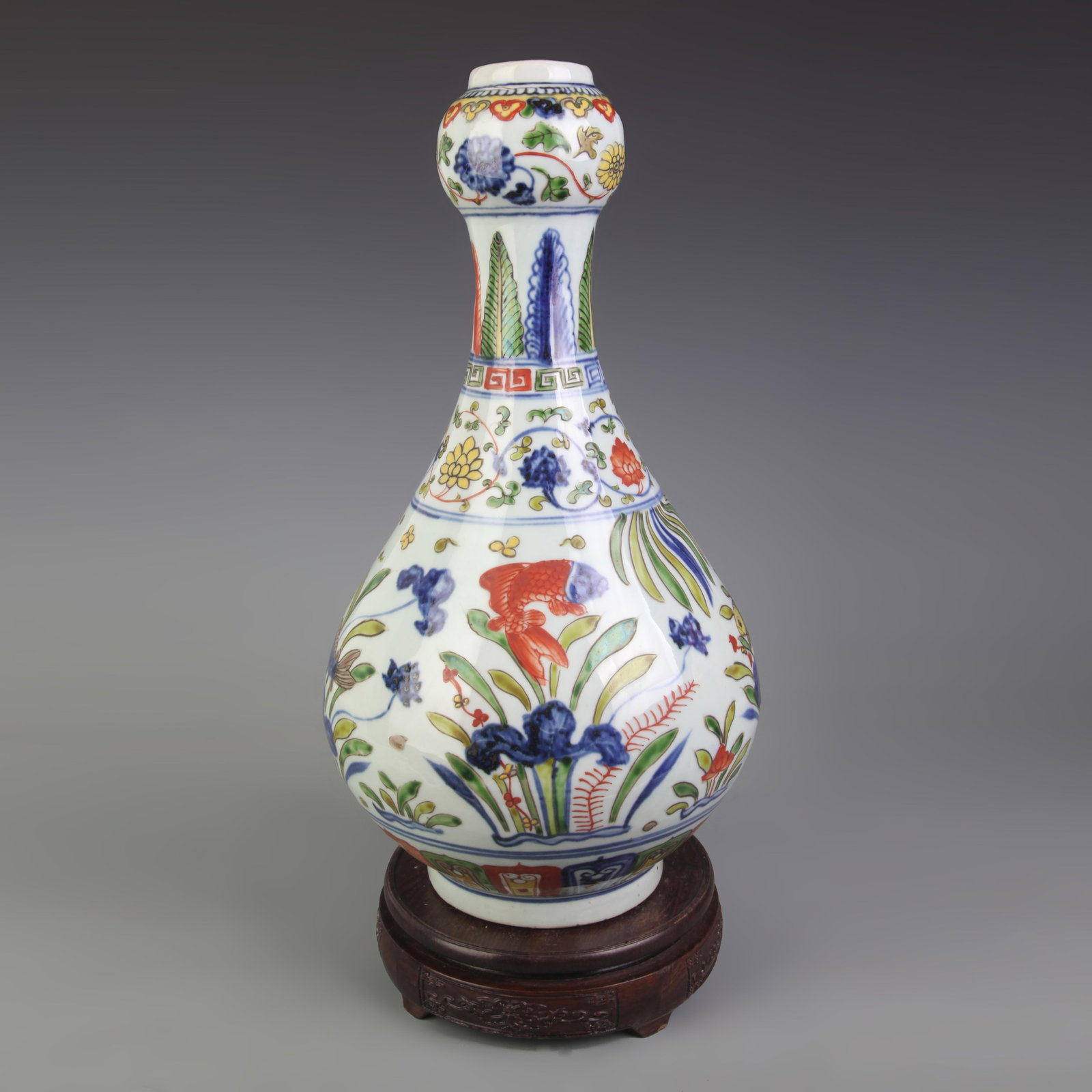 BLUE AND WHITE OVERGLAZE ENAMEL GARLIC HEAD VASE WITH FISH DESIGN: Ming Dynasty Style; High: 14.4; Diameter: 7.5; Wooden base for picture and display only.