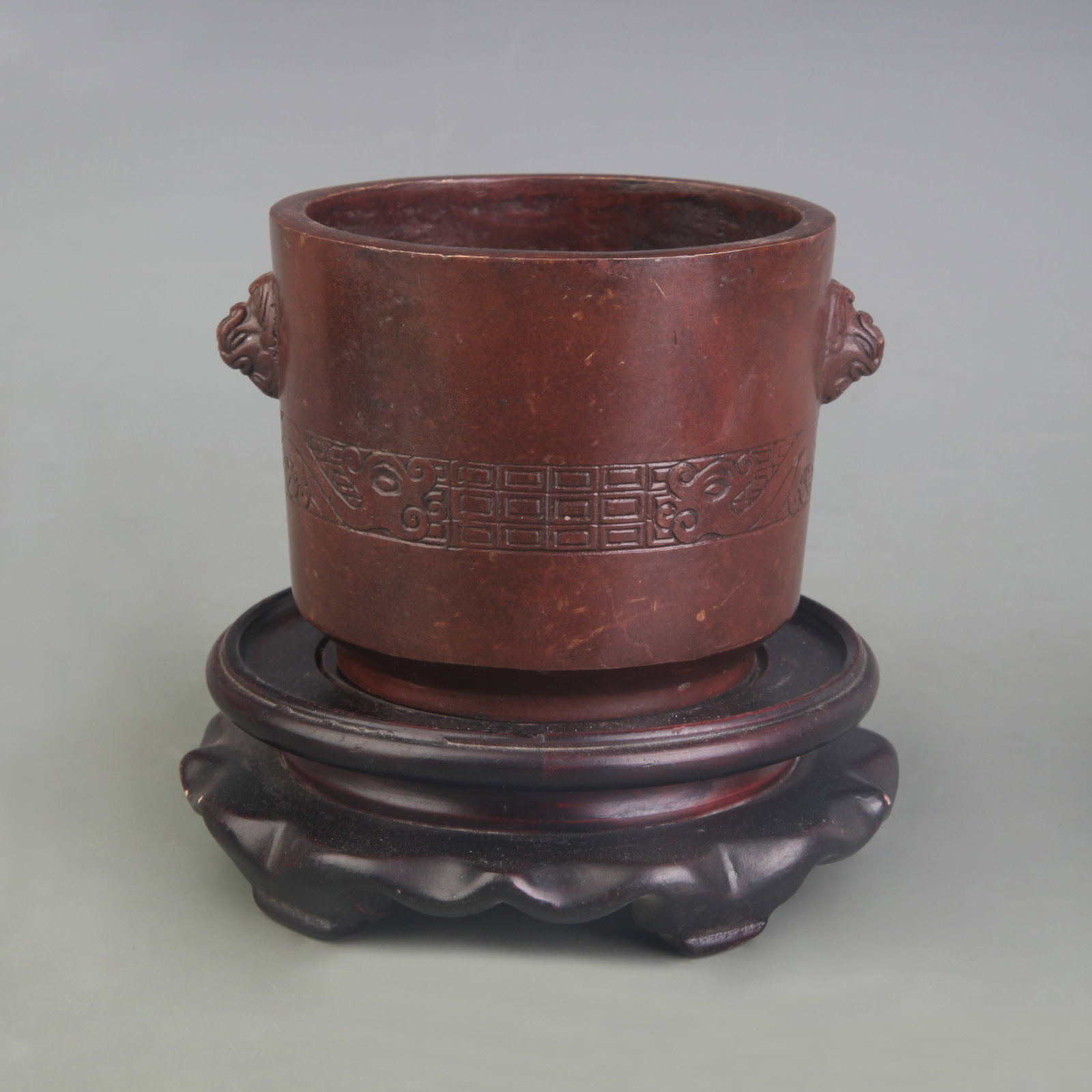 A CIRCULAR CENSER WITH ANIMAL-HEAD HANDLES: 19th Century; Diameter: 3.9 inch; High: 3.2 inch; Wooden base for picture and display only.
