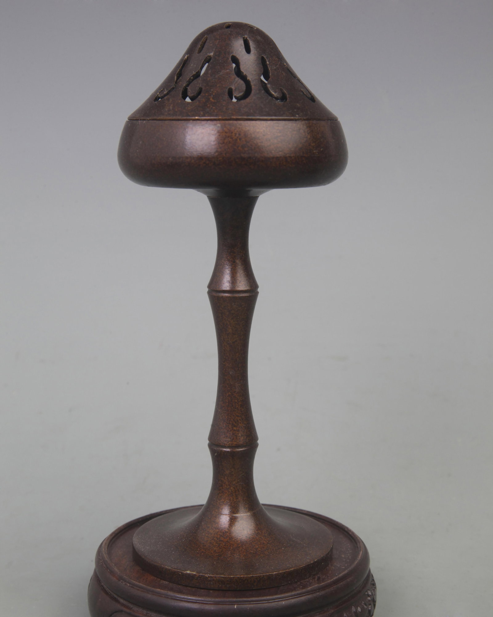 A FINE FU SHAN STYLE BRONZE INCENSE BURNER: Qing Dynasty, Diameter: 2.6 inch; High: 7.8 inch. Wooden base for picture and display only.