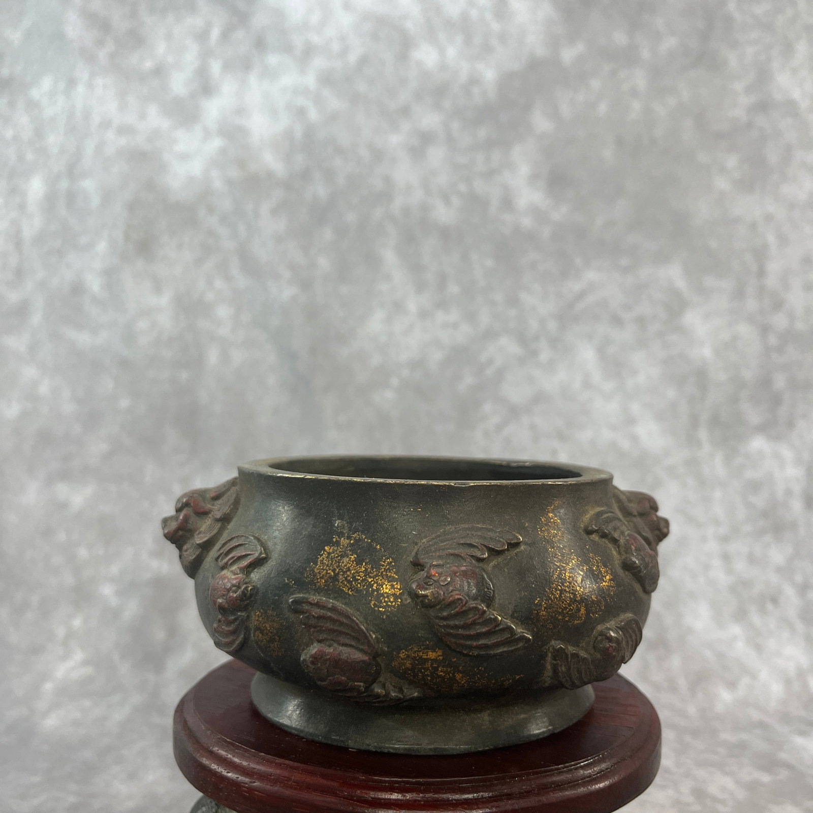 A FINE BATS AND BEAST HEADS FIGURE BRONZE INCENSE BURNER: Qing Dynasty; Long: 5.7 inch; Width: 5.1 inch; High: 2.4 inch. Wooden base for picture and display only.