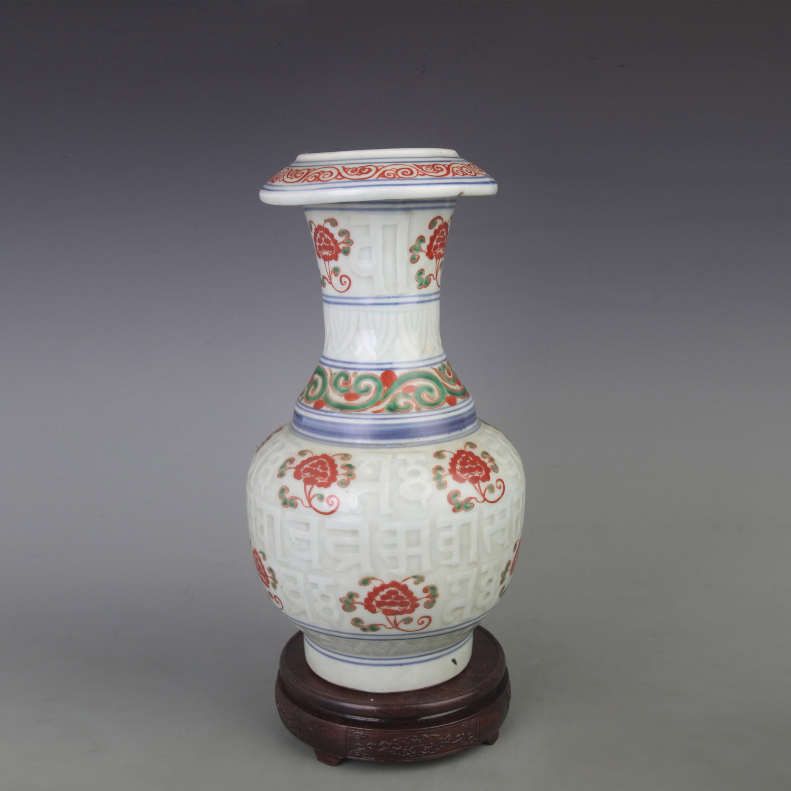 WUCAI FLOWER PATTERN WITH CARVING PATTERN PORCELAIN VASE: Ming Dynasty Style; Diameter: 7.3 inch; High: 14.0 inch; Wooden base for picture and display only.
