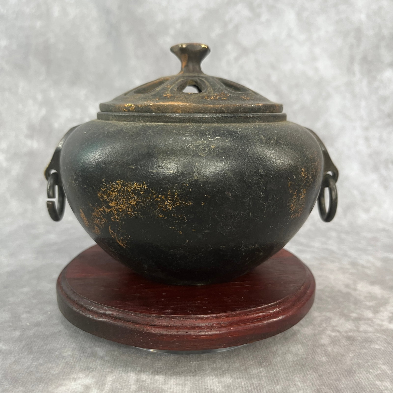 A FINE DOUBLE EAR ROUND INCENSE BURNER: Qing Dynasty; Long: 6 inch; Width: 5.1 inch; High: 3.2 inch. Wooden base for picture and display only.