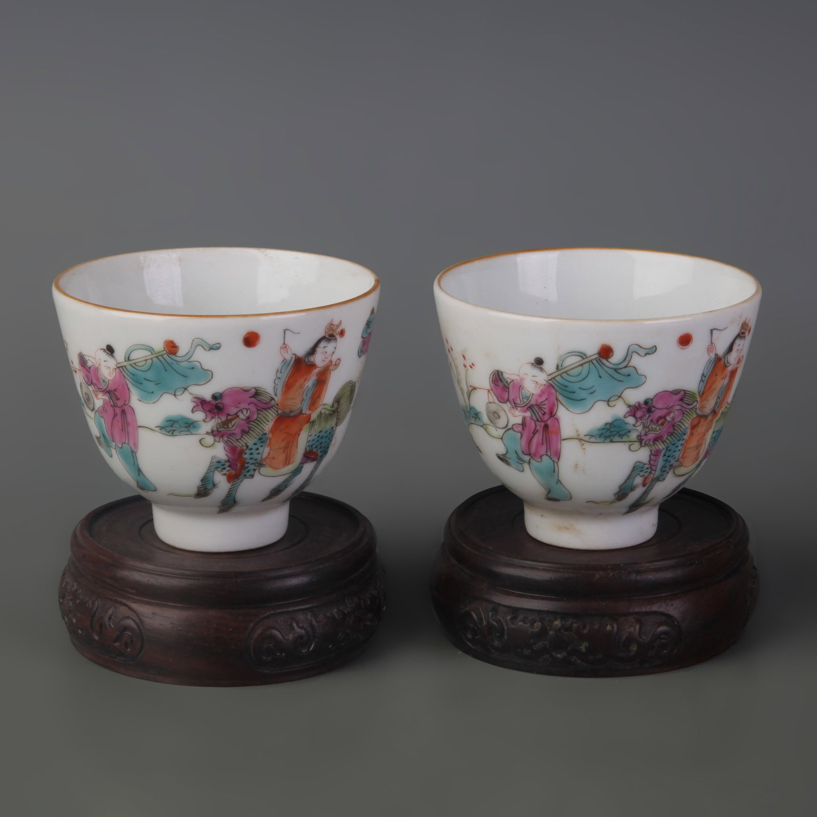 PAIR OF FAMILLE ROSE SMALL BOWLS WITH FIGURATIVE DESIGN (1 of 6)