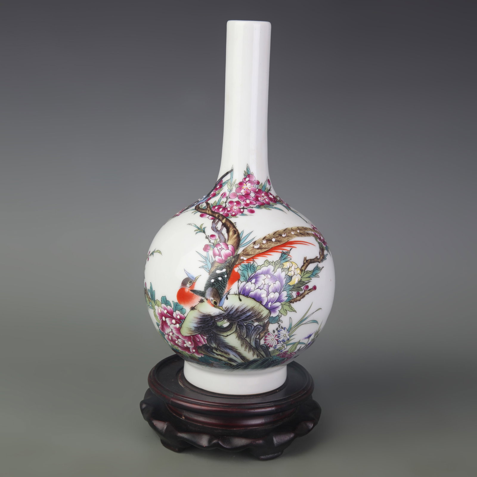 FAMILLE ROSE FLORAL PATTERN LONG NECKED PORCELAIN VASE: Qing Dynasty Qian Long Period Diameter:Diameter:2.9 inch; High: 9.9 inch. Wooden base for picture and display only.