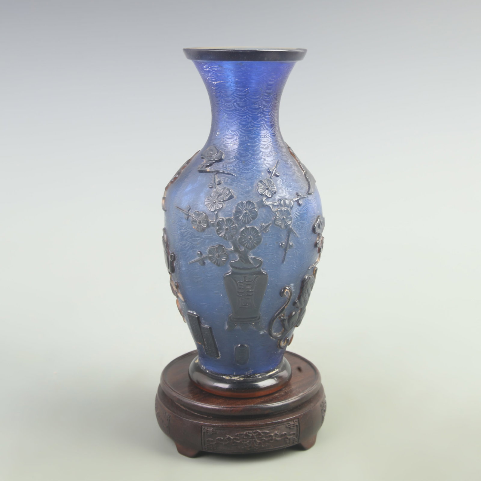 RARE FINE FLOWER PATTERN GLASS BOTTLE: 19th Century, High: 11 inch; Diameter:3.2 inch. Wooden base for picture and display only.
