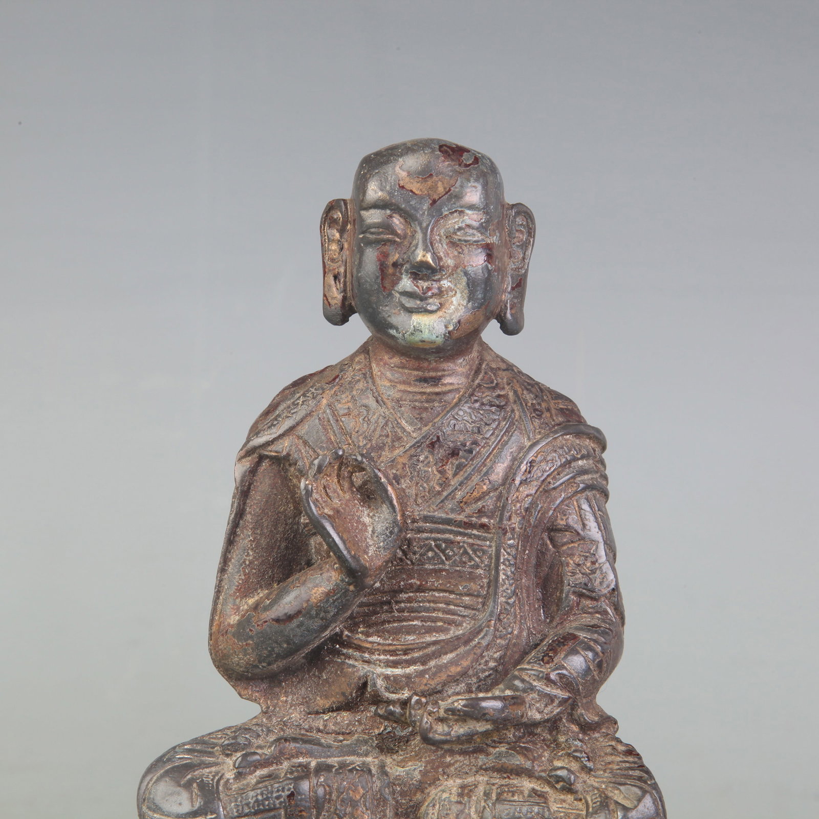 A FINE GILT-BRONZE ARHAT STATUE - 2