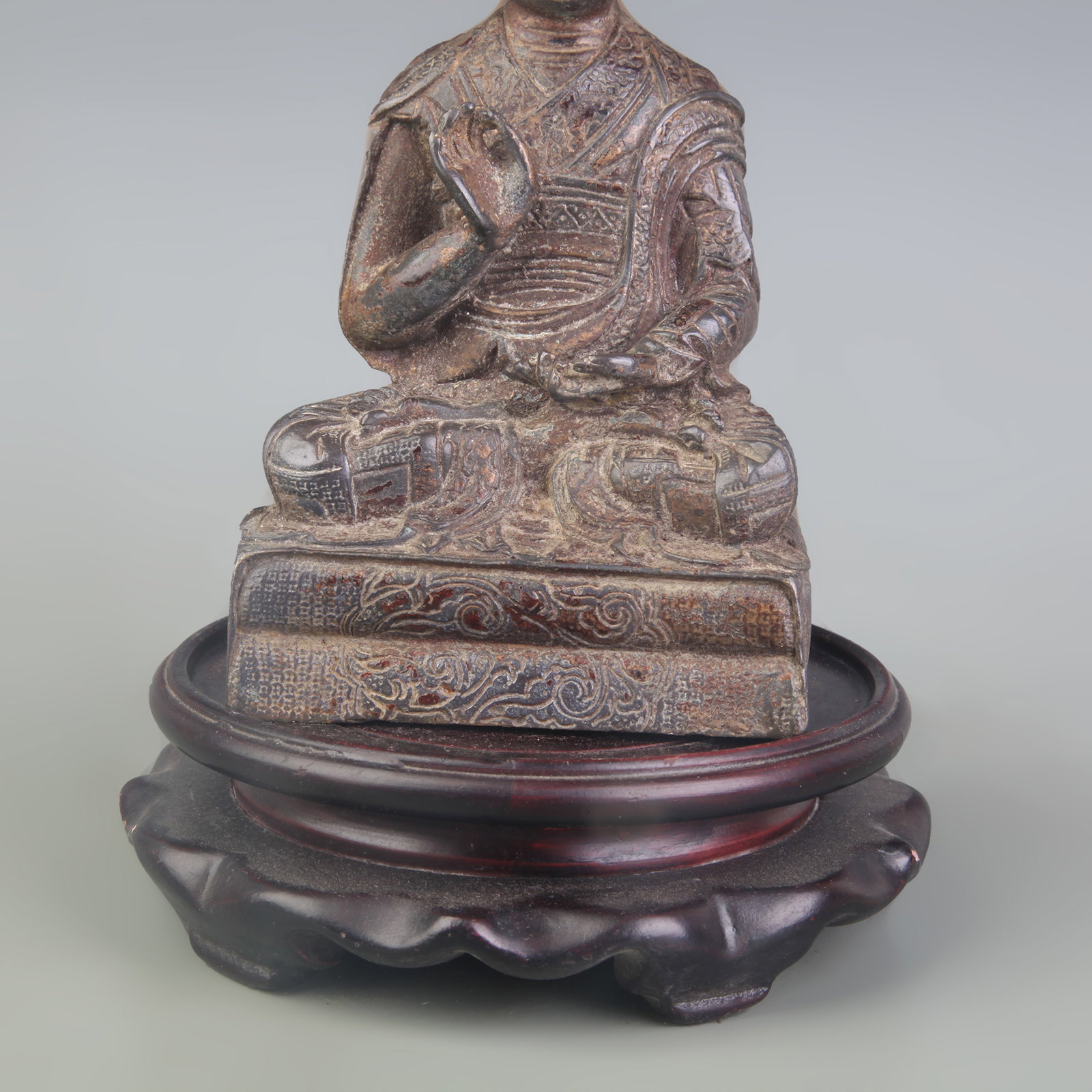 A FINE GILT-BRONZE ARHAT STATUE - 3