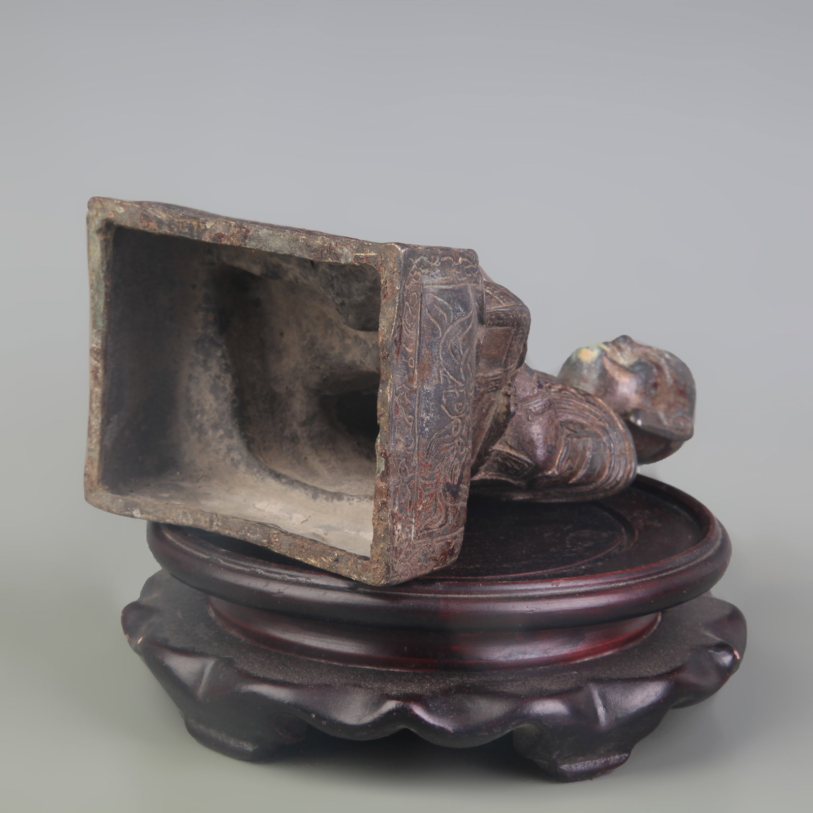 A FINE GILT-BRONZE ARHAT STATUE - 6