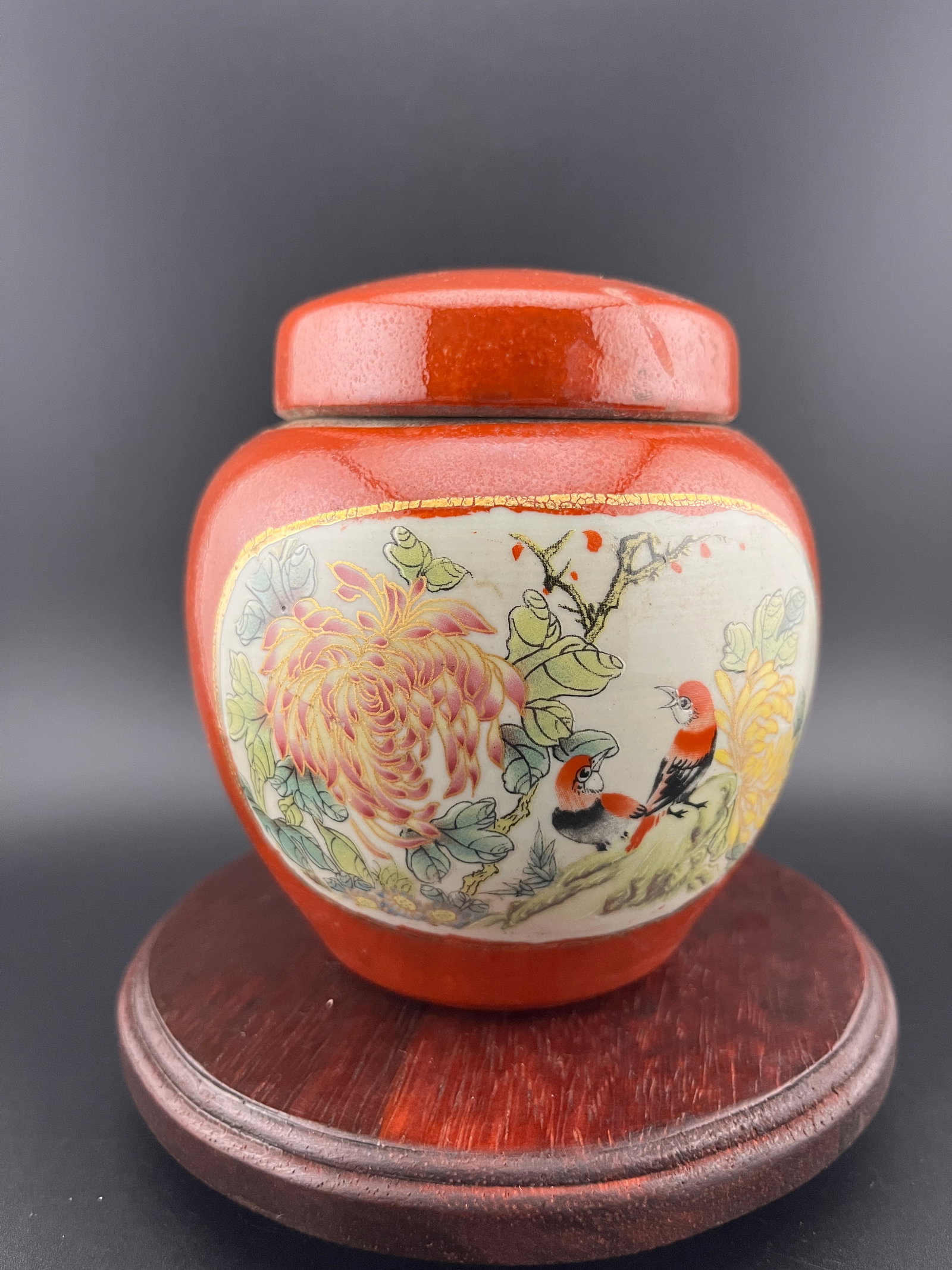 A FINE FAMILLE ROSE ENAMEL PORCELAIN JAR: Qing Dynasty; High: 4.4 inch; Diameter: 4.4 inch. Wooden base for picture and display only.