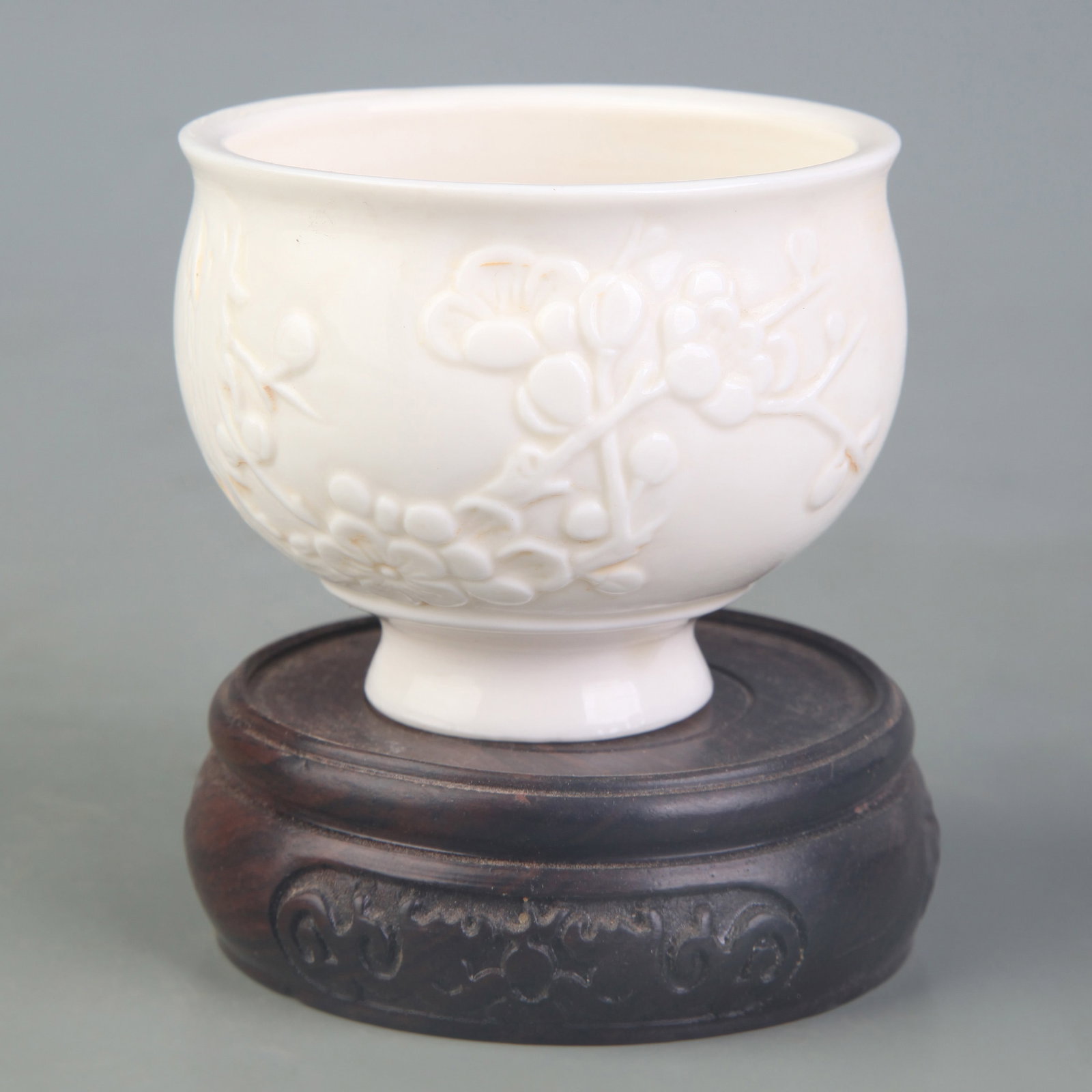 A DEHUA WHITE PORCELAIN BLANC DE CHINE PORCELAIN BOWL: Ming Dynasty Style; Diameter: 2.9 inch; High: 2.3 inch; Wooden base for picture and display only.