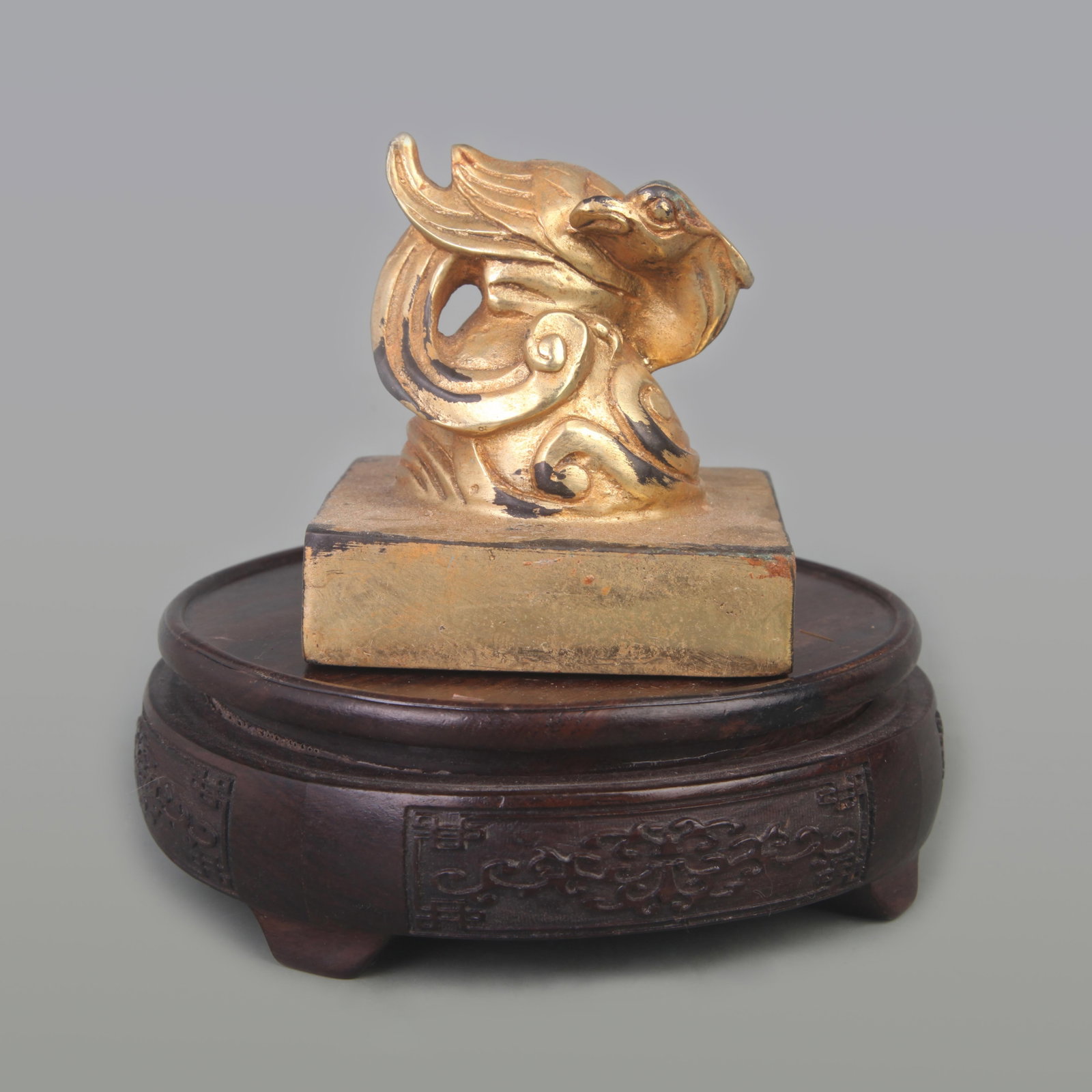 A GILDED BRONZE FOUR-SIDED SEAL WITH ANIMAL HEAD: Qing Dynasty, Diameter: 3.0 inch; High: 3.3 inch. Wooden base for picture and display only.
