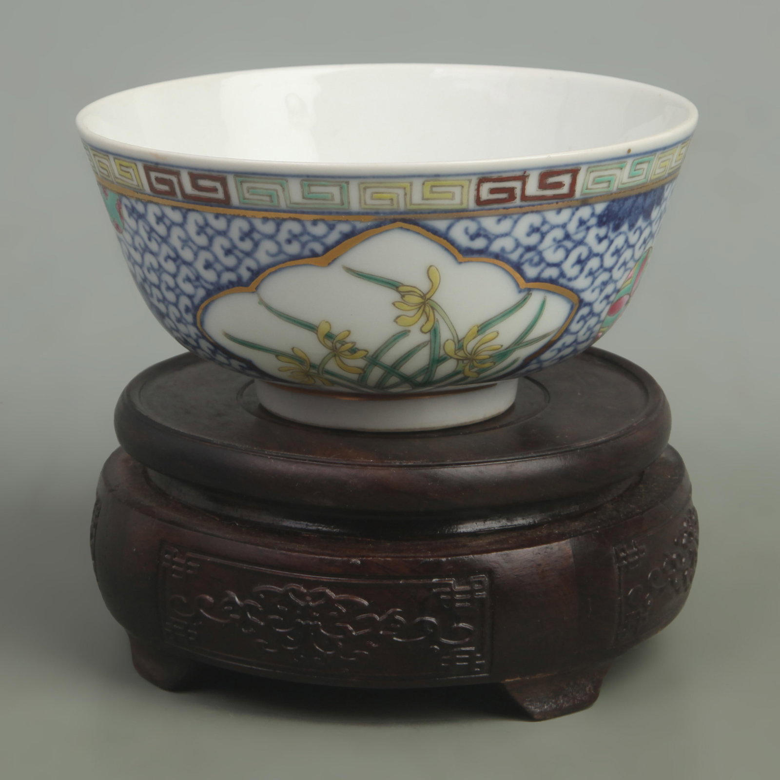 A BLUE AND WHITE FLOWER PATTERN PORCELAIN CUP: Qing Dynasty Qian Long Period, High: 2.3 inch; Diameter: 4.5 inch. Wooden base for picture and display only.