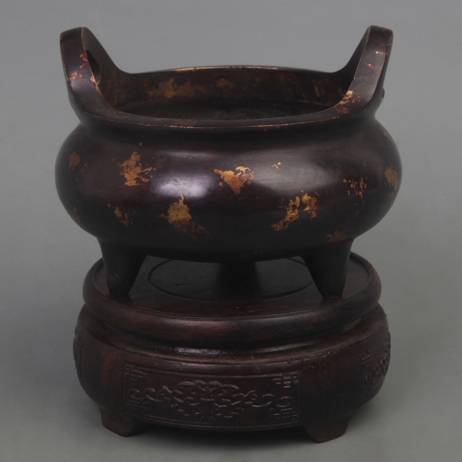 XUAN DE STYLE SPRINKLE GOLD BRONZE CENSER: Ming Dynasty Style; Diameter: 4.6 inch; High: 3.8 inch. Wooden base for picture and display only.