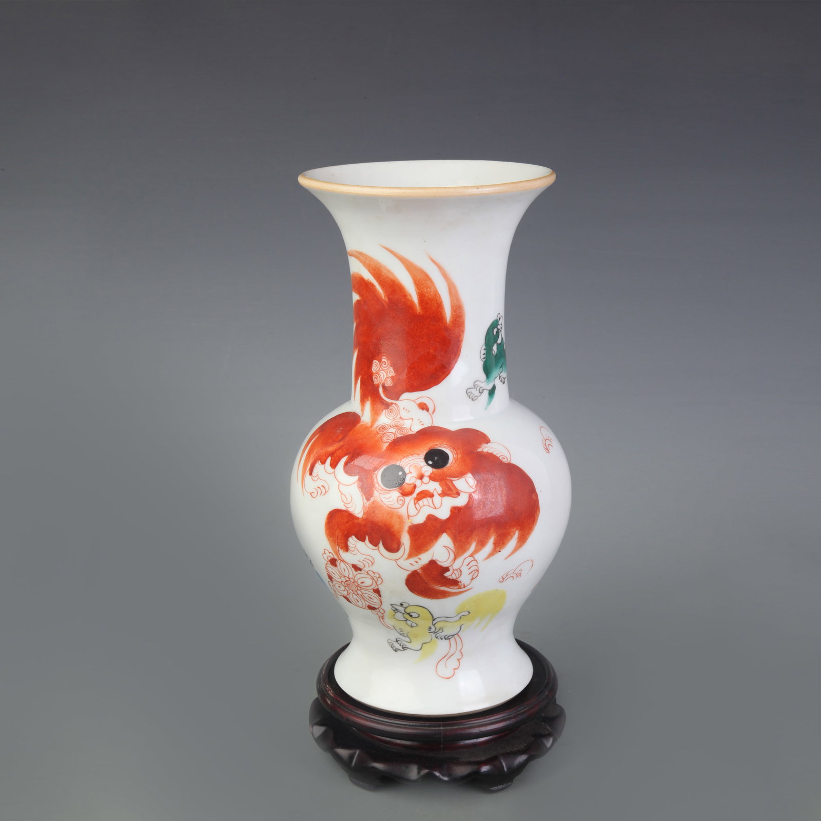 A FINE FAMILLE ROSE AUSPICIOUS BEAST PATTERN PORCELAIN VASE: Qing Dynasty Tong Zhi Style; Diameter: 4.6 inch; High: 10.0 inch; Wooden base for picture and display only.