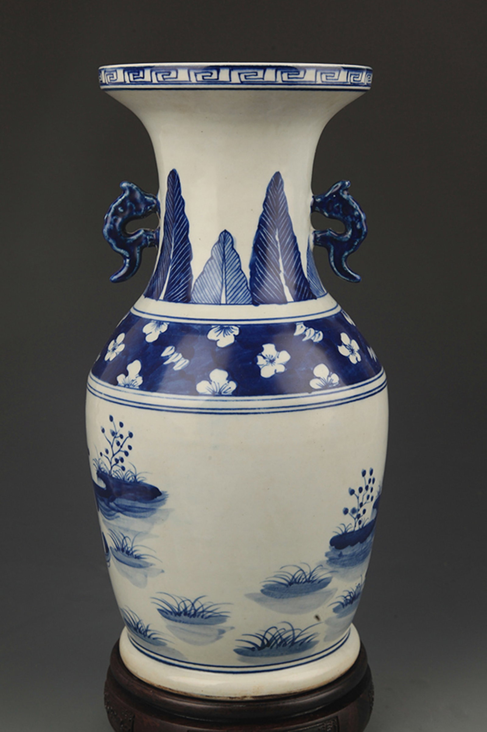 A BLUE-AND-WHITE FIGURAL DOUBLE-HANDLED VASE - 4