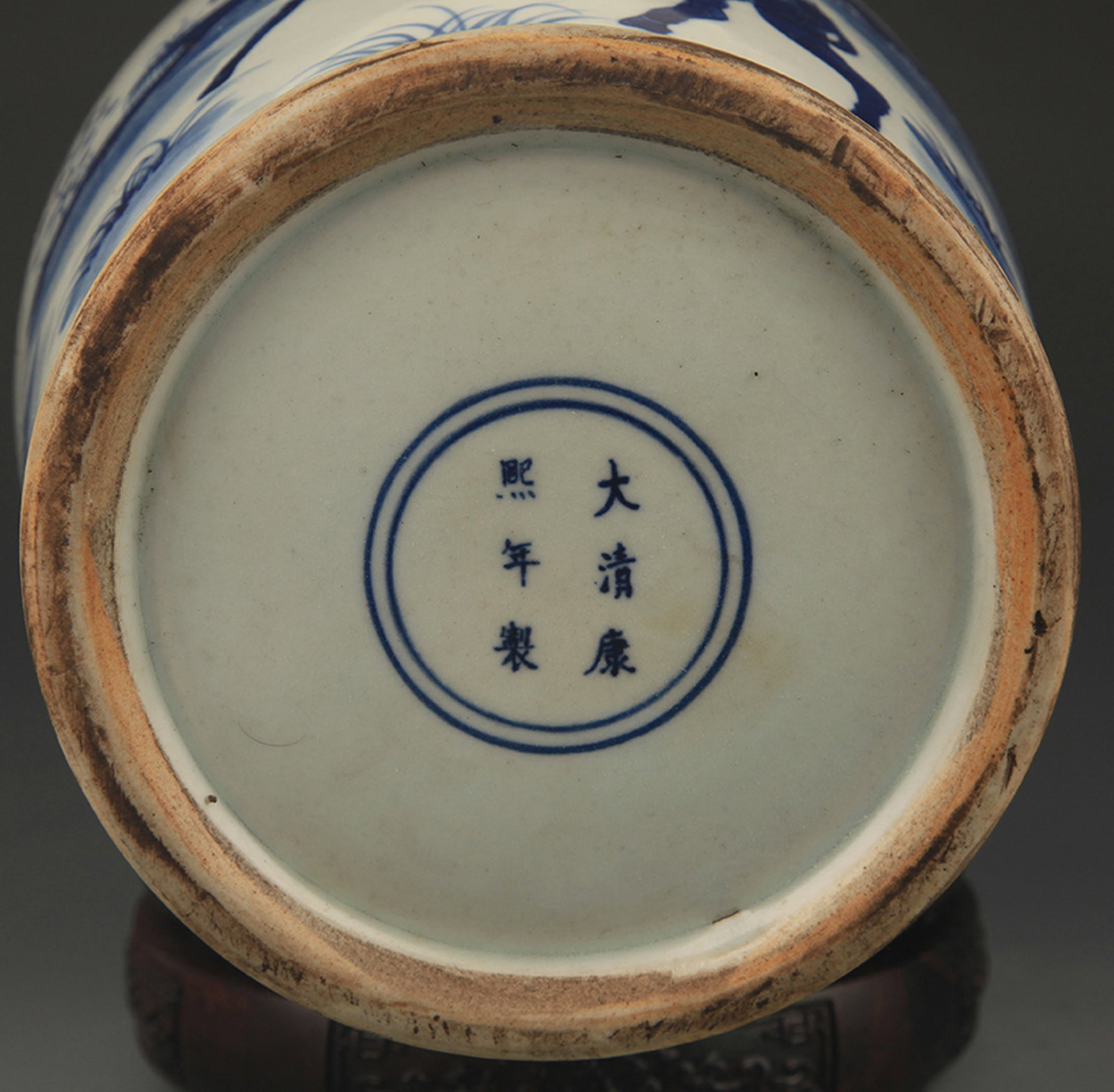 A BLUE-AND-WHITE FIGURAL DOUBLE-HANDLED VASE - 5