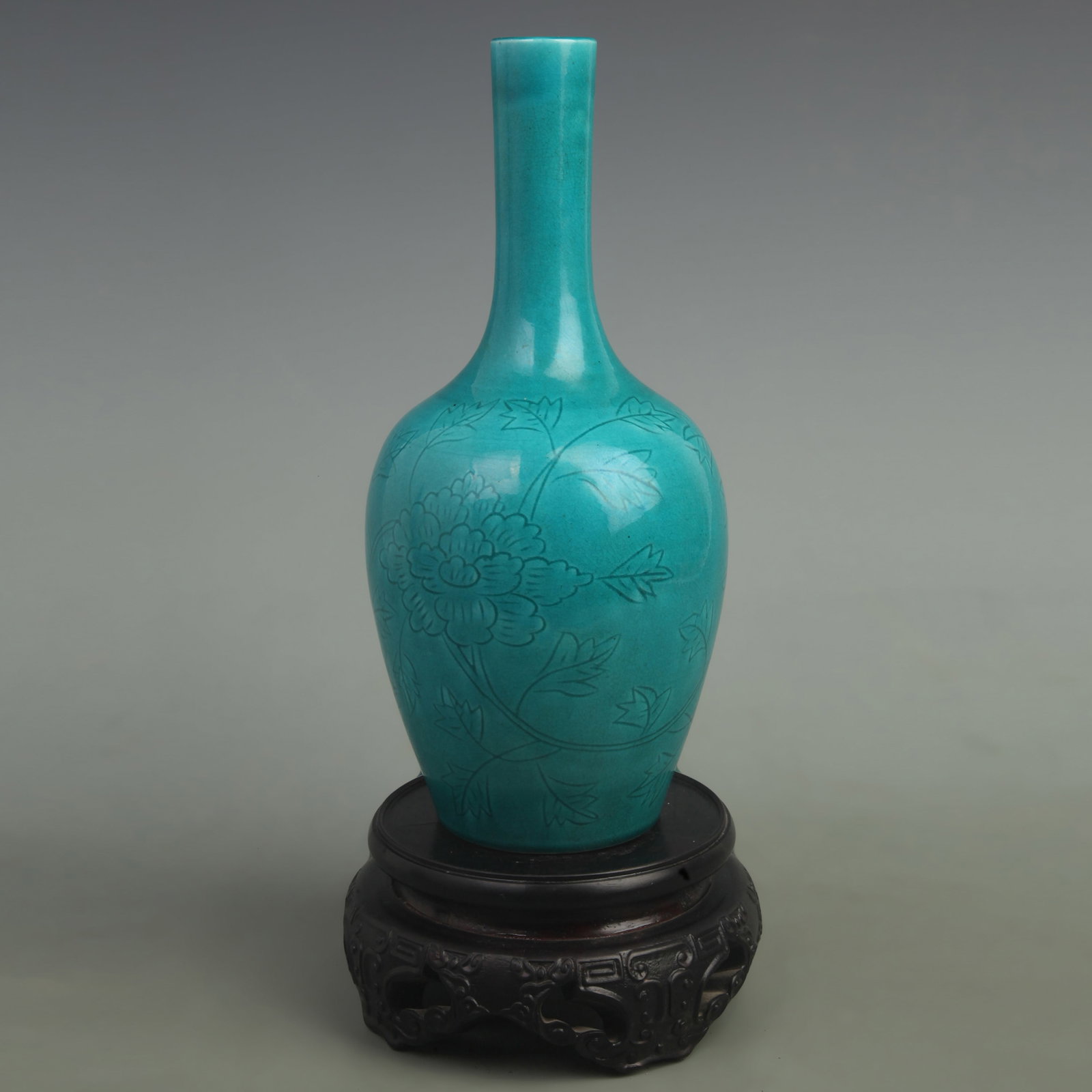 A GREEN-GROUND LONG-NECK VASE WITH INCISED FLORAL DECORATION (1 of 5)