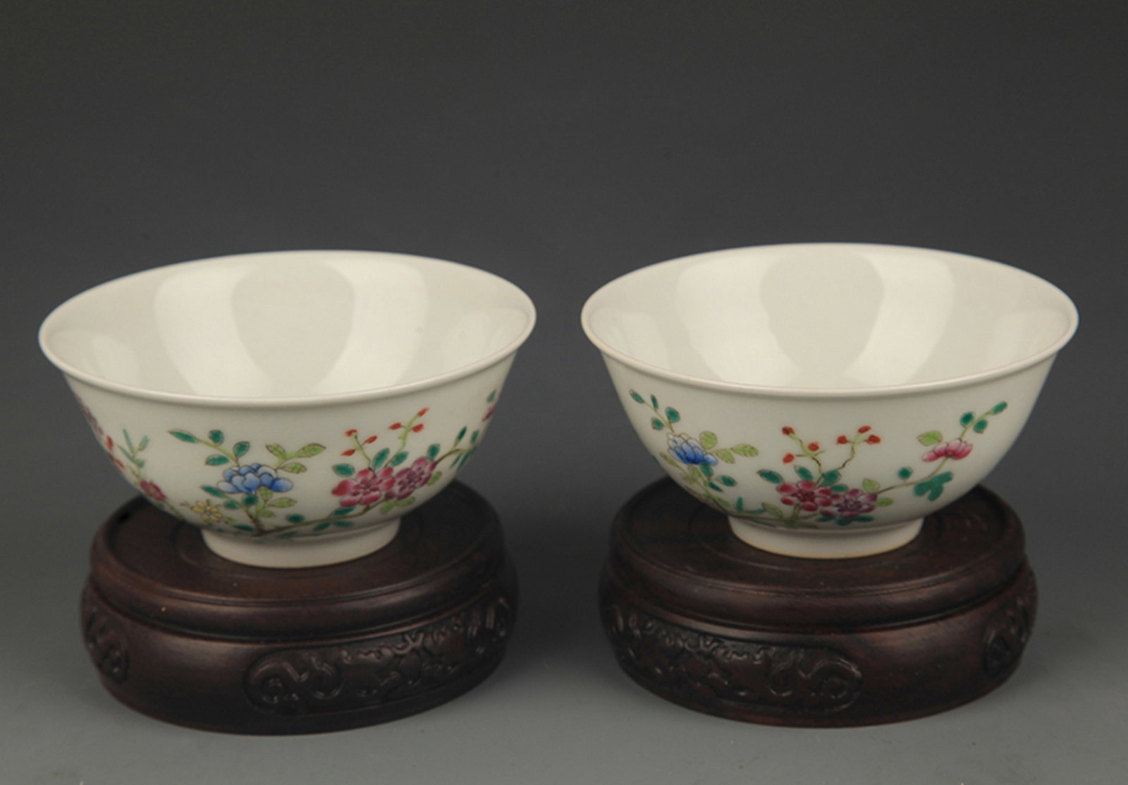 A PAIR OF FAMILLE ROSE SMALL BOWLS WITH BIRD-AND-FLOWER DECORATION (1 of 4)