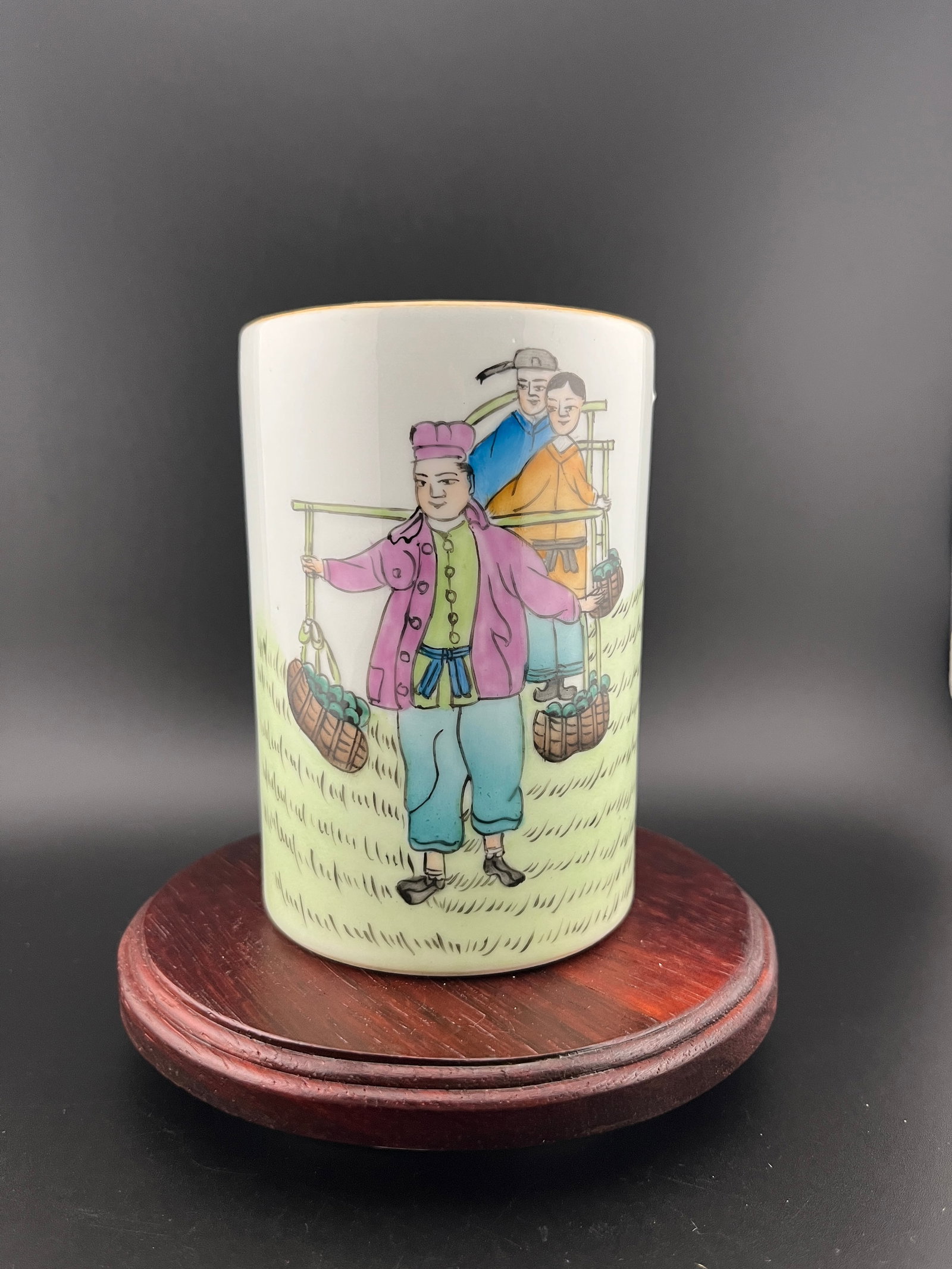 FAMILLE ROSE ENAMEL PORCELAIN BRUSH POT: Qing Dynasty; High: 4.5 inch; Diameter: 3.1 inch. Wooden base for picture and display only.
