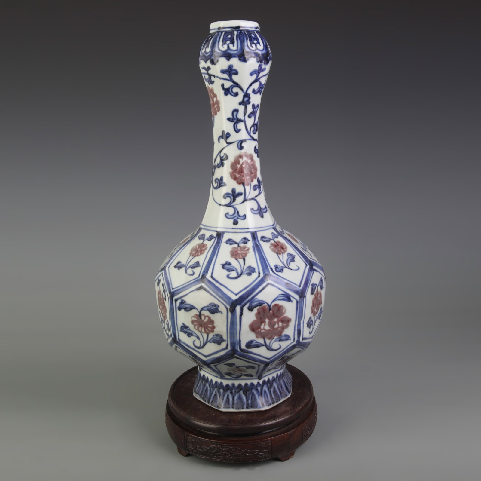 BLUE AND WHITE UNDERGLAZE RED LONG NECK GARLIC SHAPED PORCELAIN VASE: Ming Dynasty Style; High: 15.2 inch. Diameter: 6.7 inch. Wooden base for picture and display only.
