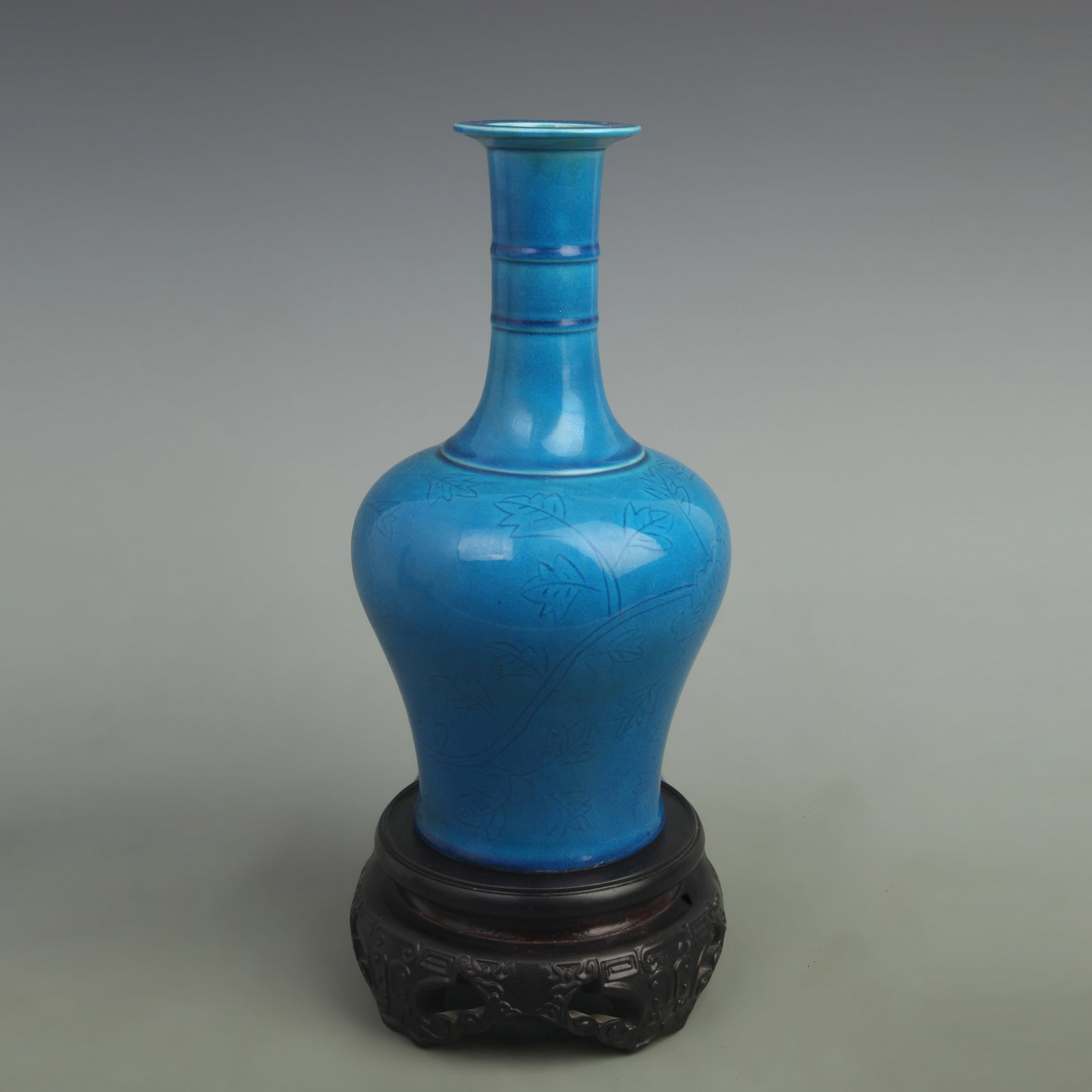 A PEACOCK-BLUE GLAZED LONG-NECK VASE WITH INCISED FLORAL MOTIF: Ming Dynasty Hong Zhi Period: High: 10.5 inch; Width: 5.5 inch; Wooden base for picture and display only.