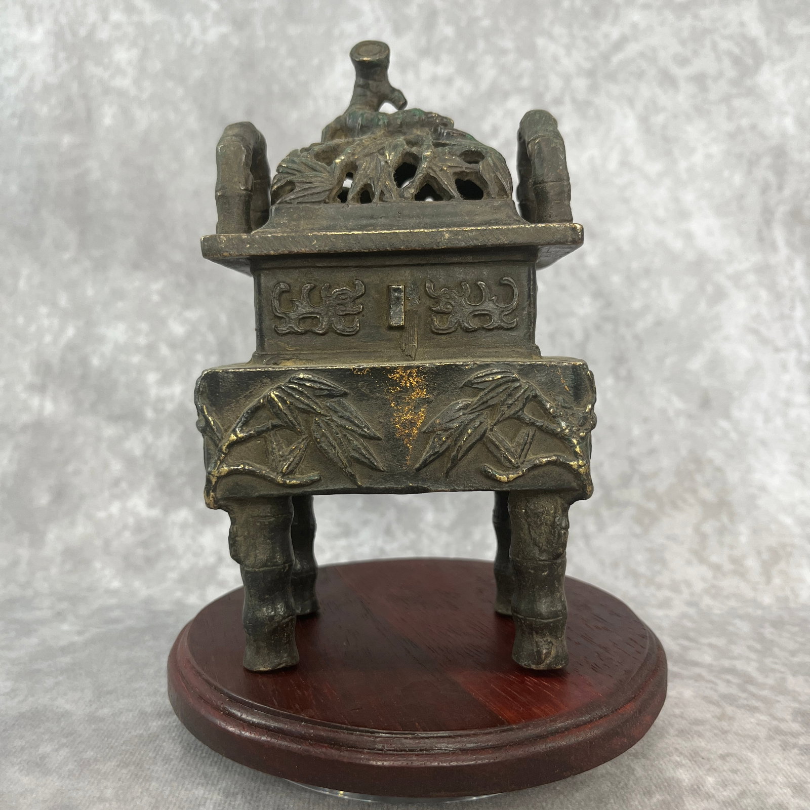 A FINE BAMBOO LEAVES PATTERN BRONZE TRIPOD INCENSE BURNER: 19th Century; Long: 3.6 inch; Width: 2.6 inch; High: 6.1 inch. Wooden base for picture and display only.