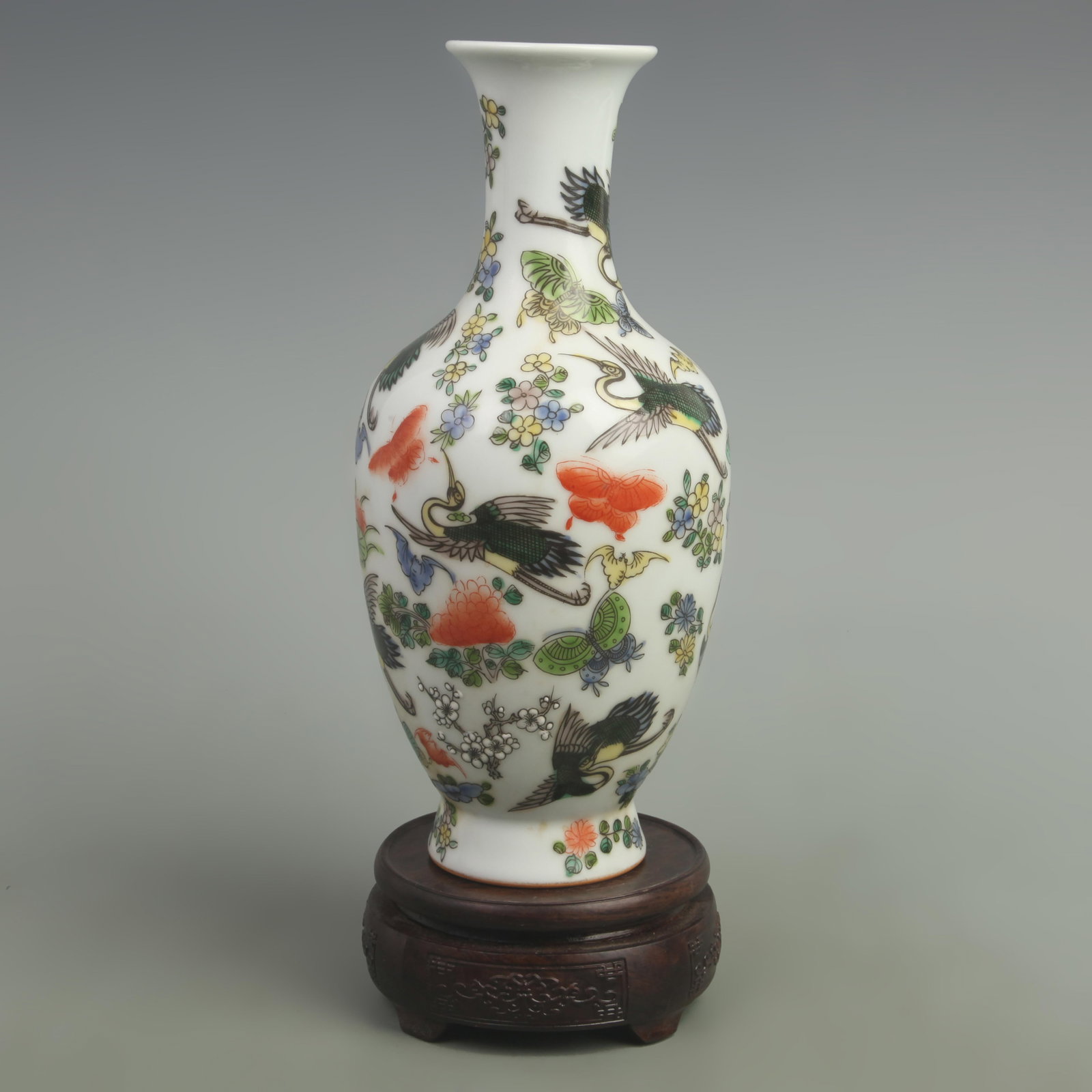 A FINE FAMILLE ROSE CRANE PATTERN GUAN YIN STYLE BOTTLE: Qing Dynasty Kang Xi Period; High: 10.7 inch Width: 5.00 inch; Wooden base for picture and display only.