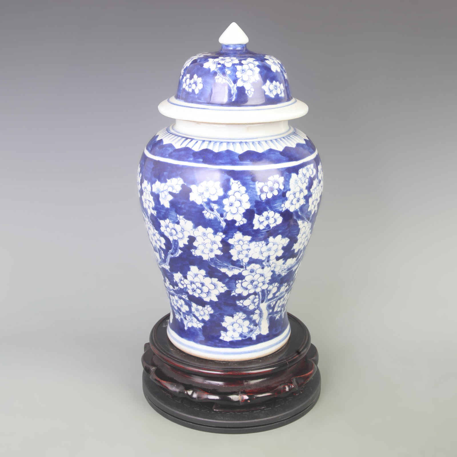 BLUE AND WHITE FLOWER PATTERN PORCELAIN VASE: Qing Dynasty Qian Long Period; High: 17.2 inch; Diameter: 6 inch. Wooden base for picture and display only.