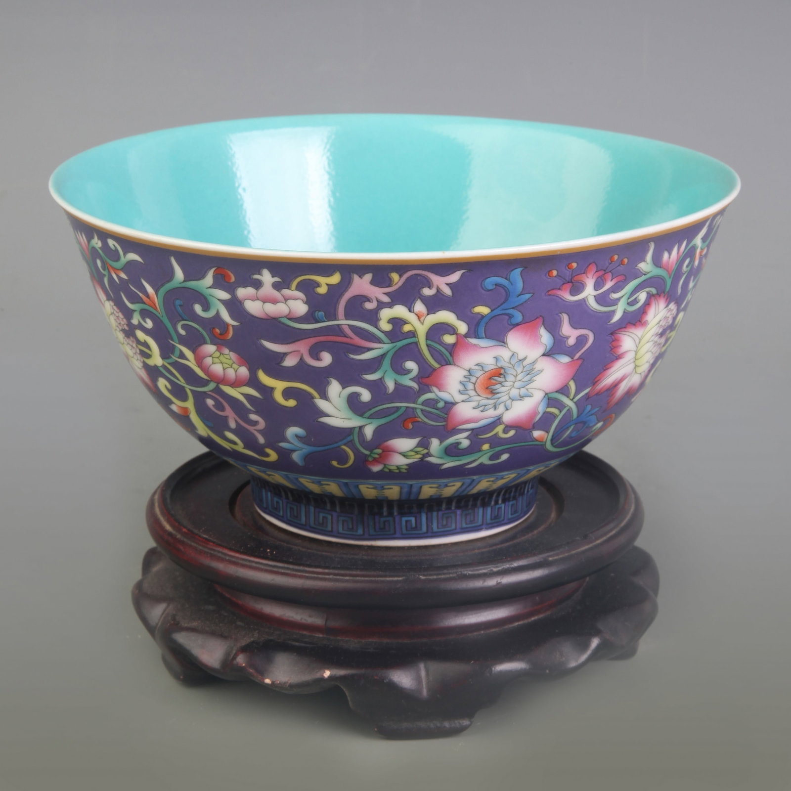 FAMILLE ROSE BLUE GROUND FLORAL PATTERN PORCELAIN BOWL (1 of 5)