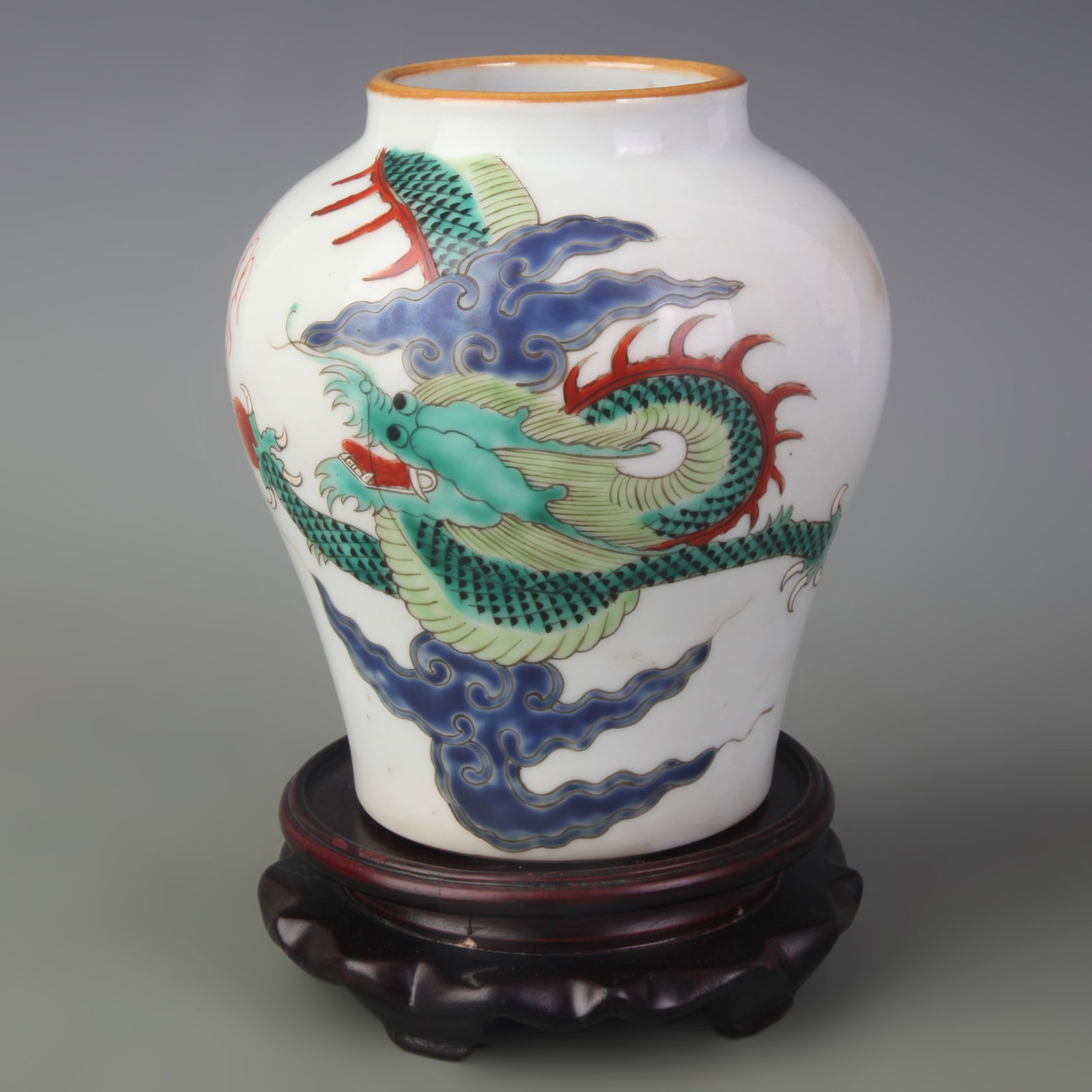 FAMILLE ROSE PORCELAIN JAR WITH DRAGON MOTIF: Republic China Period; Diameter: 3.0m inch; High:5.7m inch; Wooden base for picture and display only.