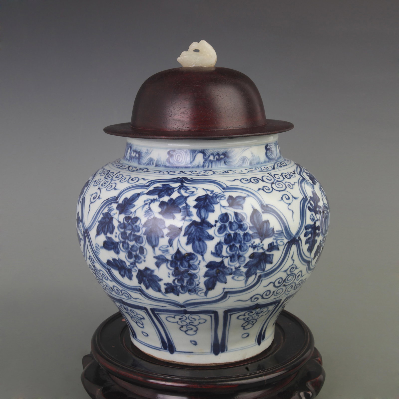 RARE BLUE AND WHITE GLAZED FLOWER PATTERN GENERAL STYLE JAR WITH LID: Ming Dynasty Style; Diameter: 9.0 inch; High: 12.0 inch. Wooden base for picture and display only.