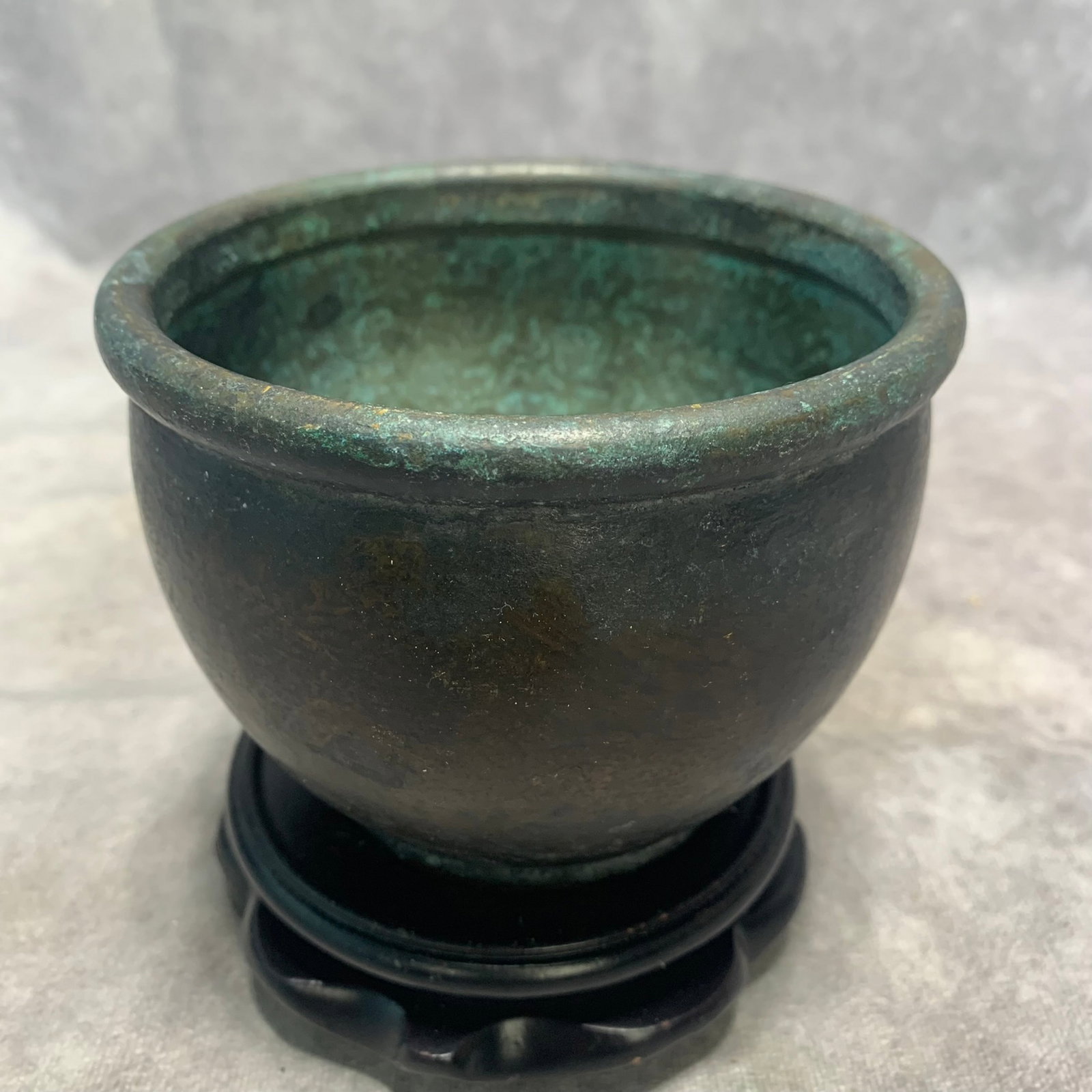 A FINE BRONZE VAT CENSER WITH QIAN LONG MARK: Qing Dynasty; High: 3.5 inch; Diameter: 4.6 inch. Wooden base for picture and display only.
