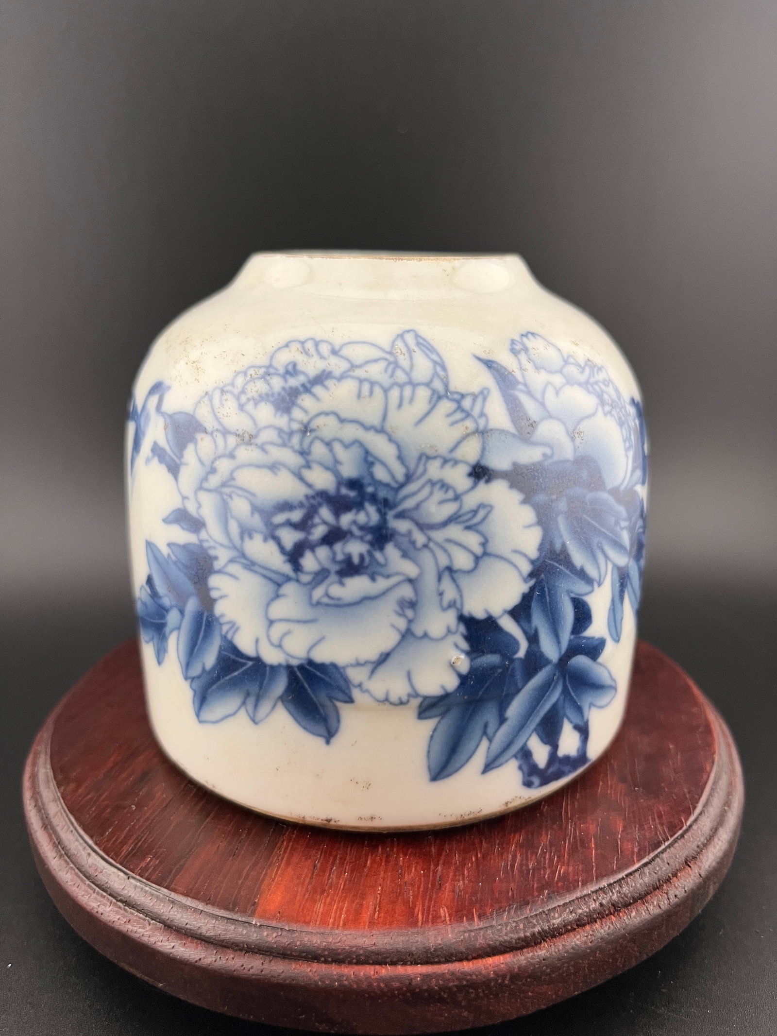 BLUE AND WHITE PORCELAIN PEONY PATTERN JAR: Qing Dynasty; High: 3.2 inch; Diameter: 3.6 inch. Wooden base for picture and display only.