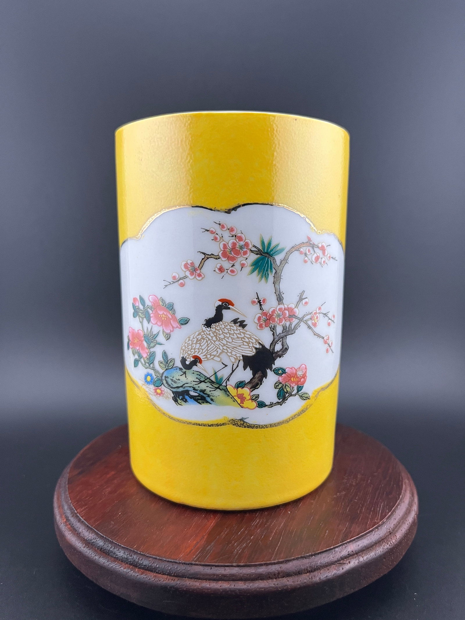 FAMILLE ROSE ENAMEL PORCELAIN BRUSH POT (1 of 6)