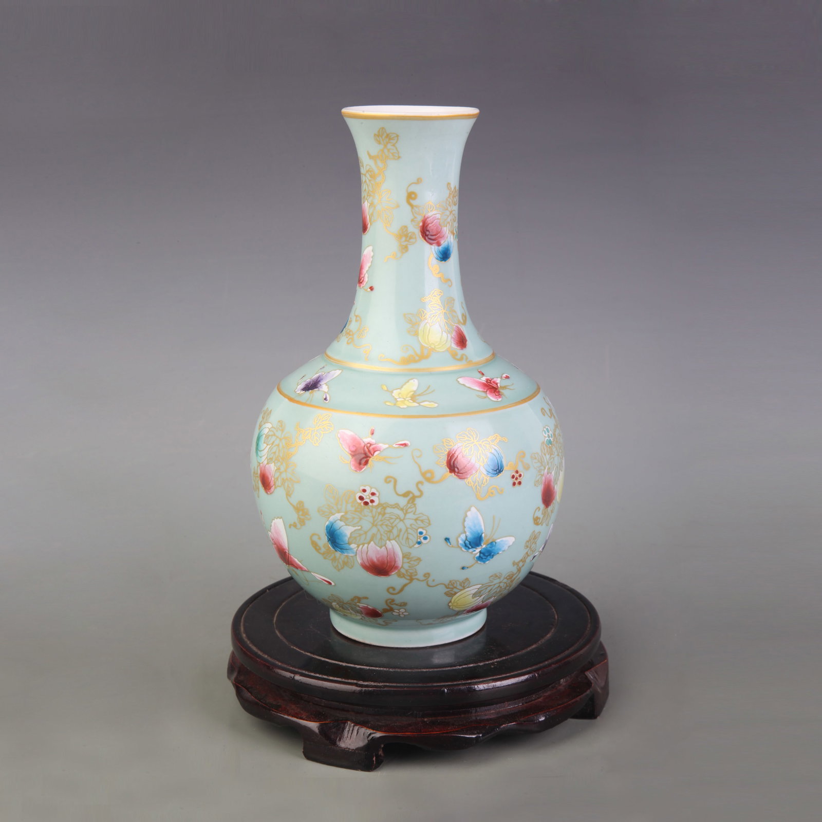 FAMILLE ROSE FLOWER AND BIRD PATTERN CELESTIAL GLOBE PORCELAIN VASE: Qing Dynasty Qian Long Period, Diameter: 3.0 inch; High: 10.0 inch; Wooden base for picture and display only.
