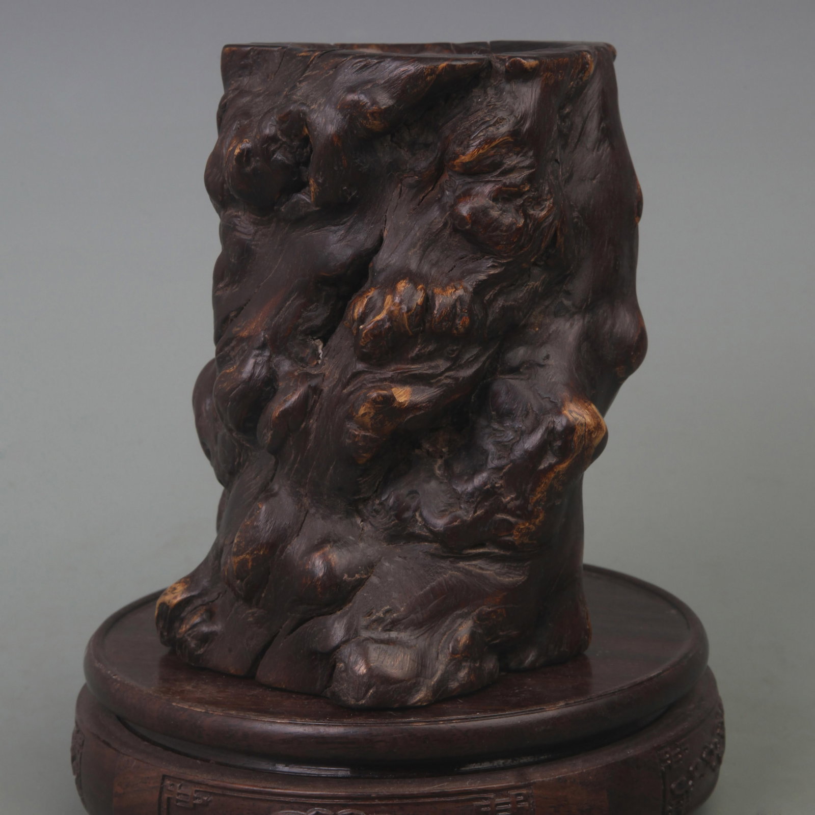 A FINE OLD REDWOOD MADE CALLIGRAPHY PEH HOLDER: Qing Dynasty; Diameter: 4 inch; High: 6.3 inch. Wooden base for picture and display only.