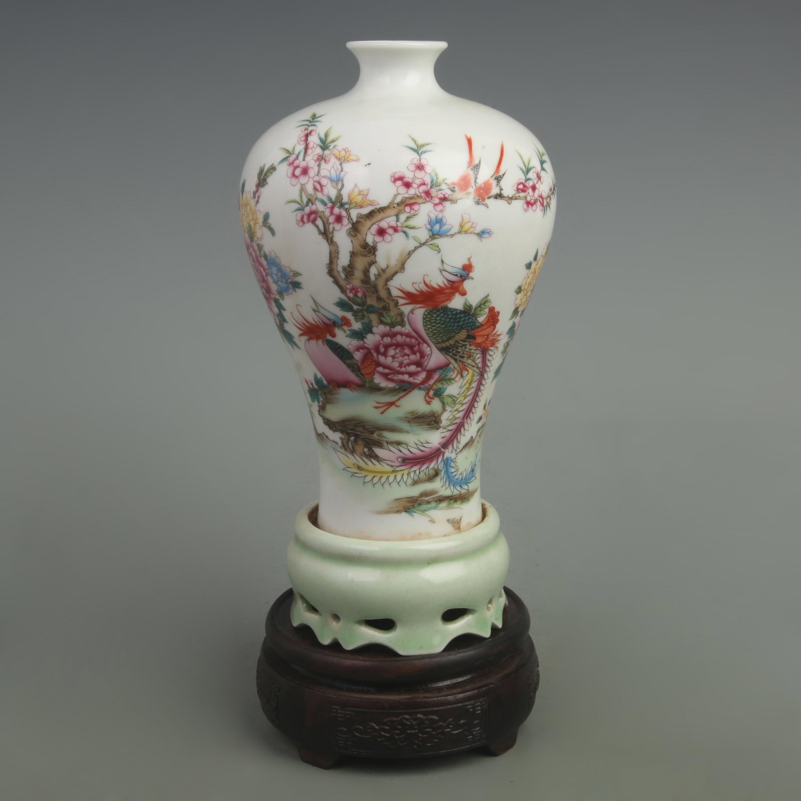 FAMILLE-ROSE FLOWER AND BIRD PATTERN ROTATING PORCELAIN VASE: Qing Dynasty; High: 9.8 inch; Width: 5.3 inch. Wooden base for picture and display only.