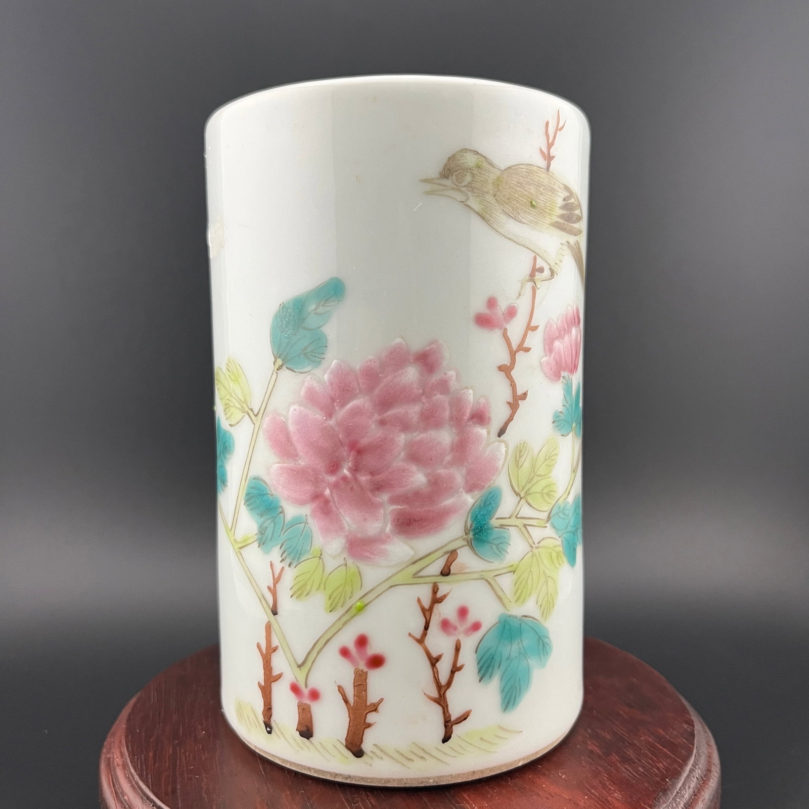 A FINE FAMILLE ROSE SMALL PORCELAIN BRUSH HOLDER: Qing Dynasty; High: 5 inch; Diameter: 3.2 inch. Wooden base for picture and display only.