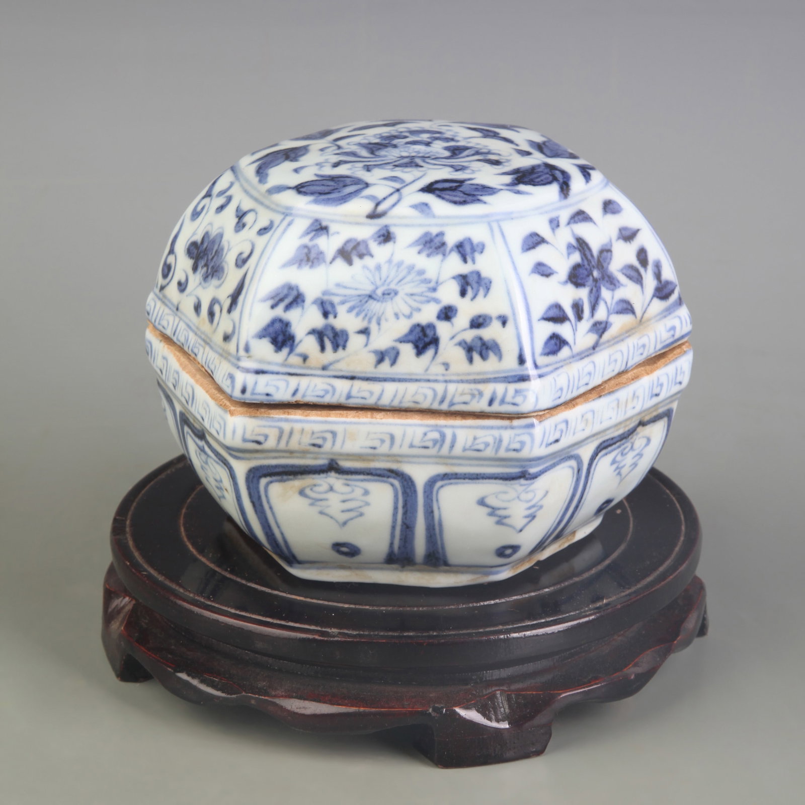 BLUE AND WHITE FLORAL PATTERN LIDDED PORCELAIN BOX: Ming Dynasty; Width: 6.5 inch; High:4.2 inch; Wooden base for picture and display only.