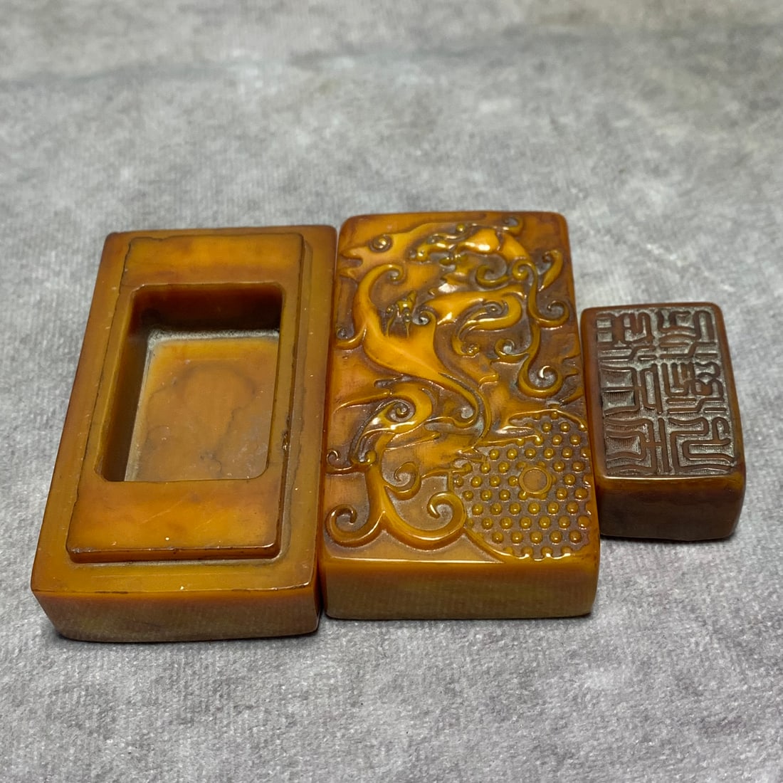 A CELLULOID SEAL WITH CELLULOID VASE - 3