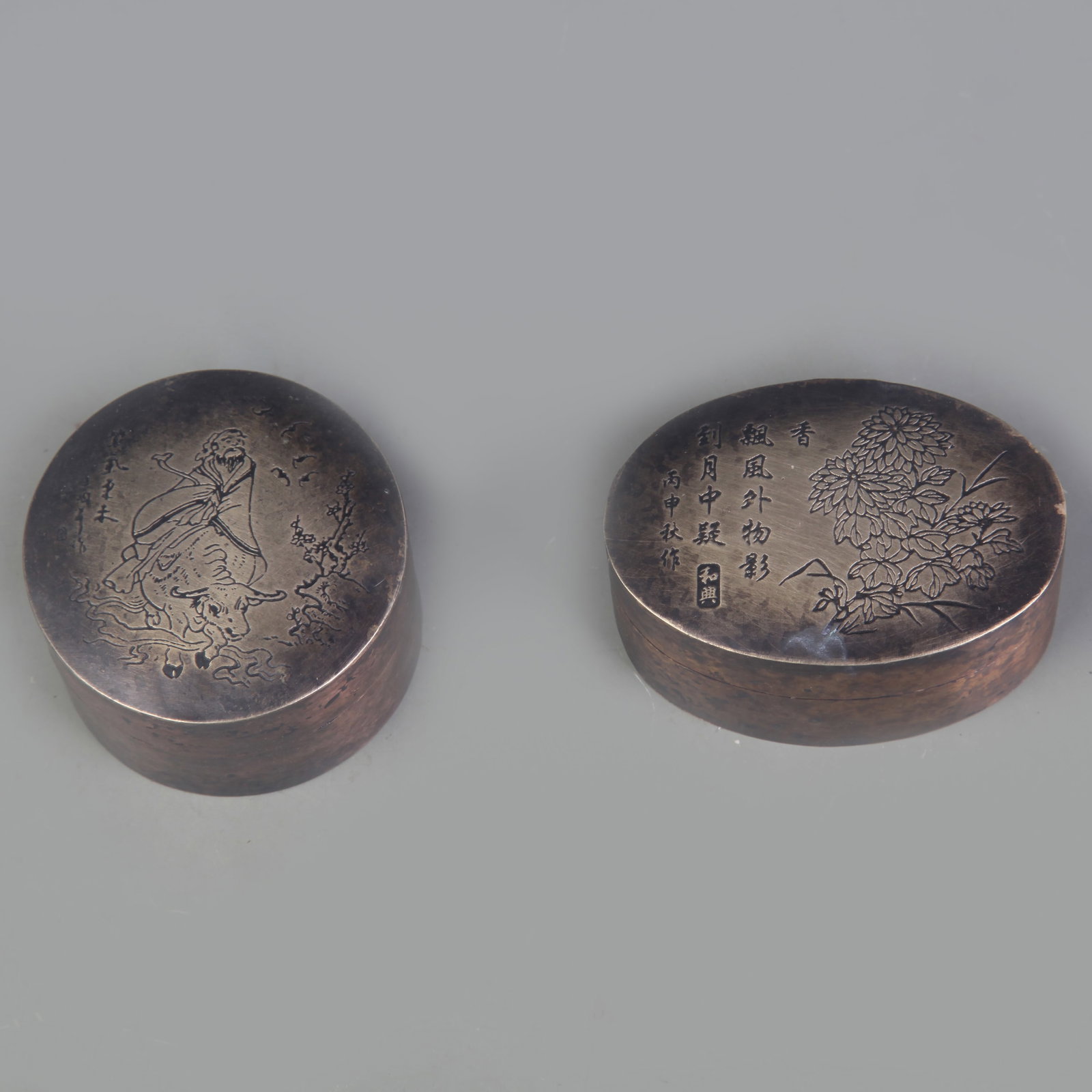 PAIR OF COPPER-ENGRAVED INK BOXES WITH FLOWER MOTIFS: Republic Period Long: 1.8 inch; High: 1.2 inch. Wooden base for picture and display only.