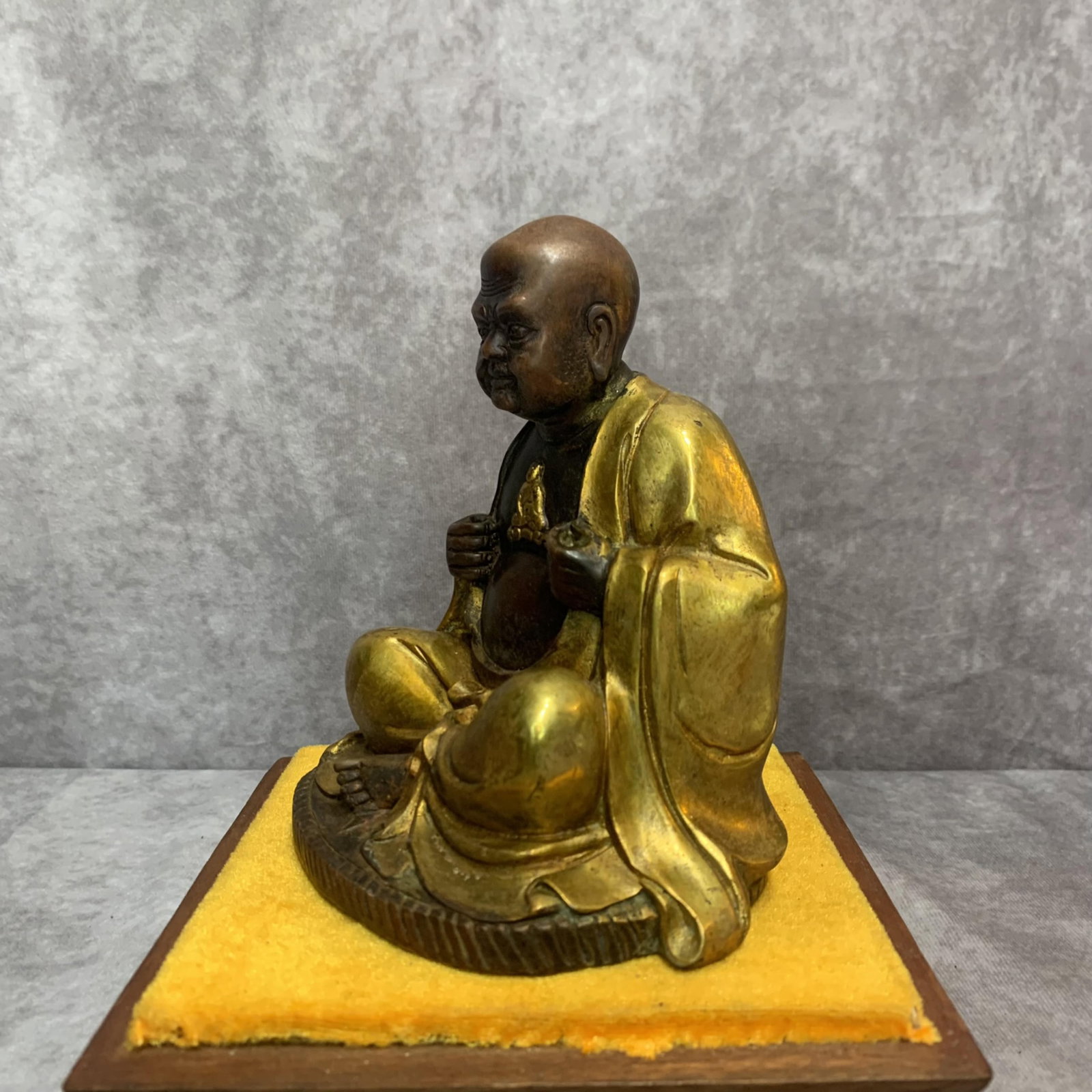 A FINE BRONZE LU HAN STATUE - 2