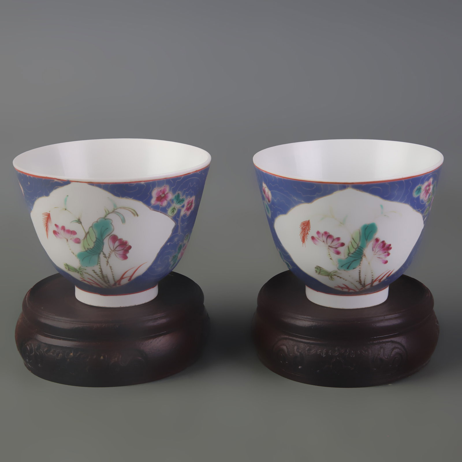 SMALL PAIR OF FAMILLE ROSE FLOWER AND BIRD PATTERN PORCELAIN CUP: Qing Dynasty Tong Zhi Period; Diameter: 2.9 inch; High: 2.2 inch. Wooden base for picture and display only.