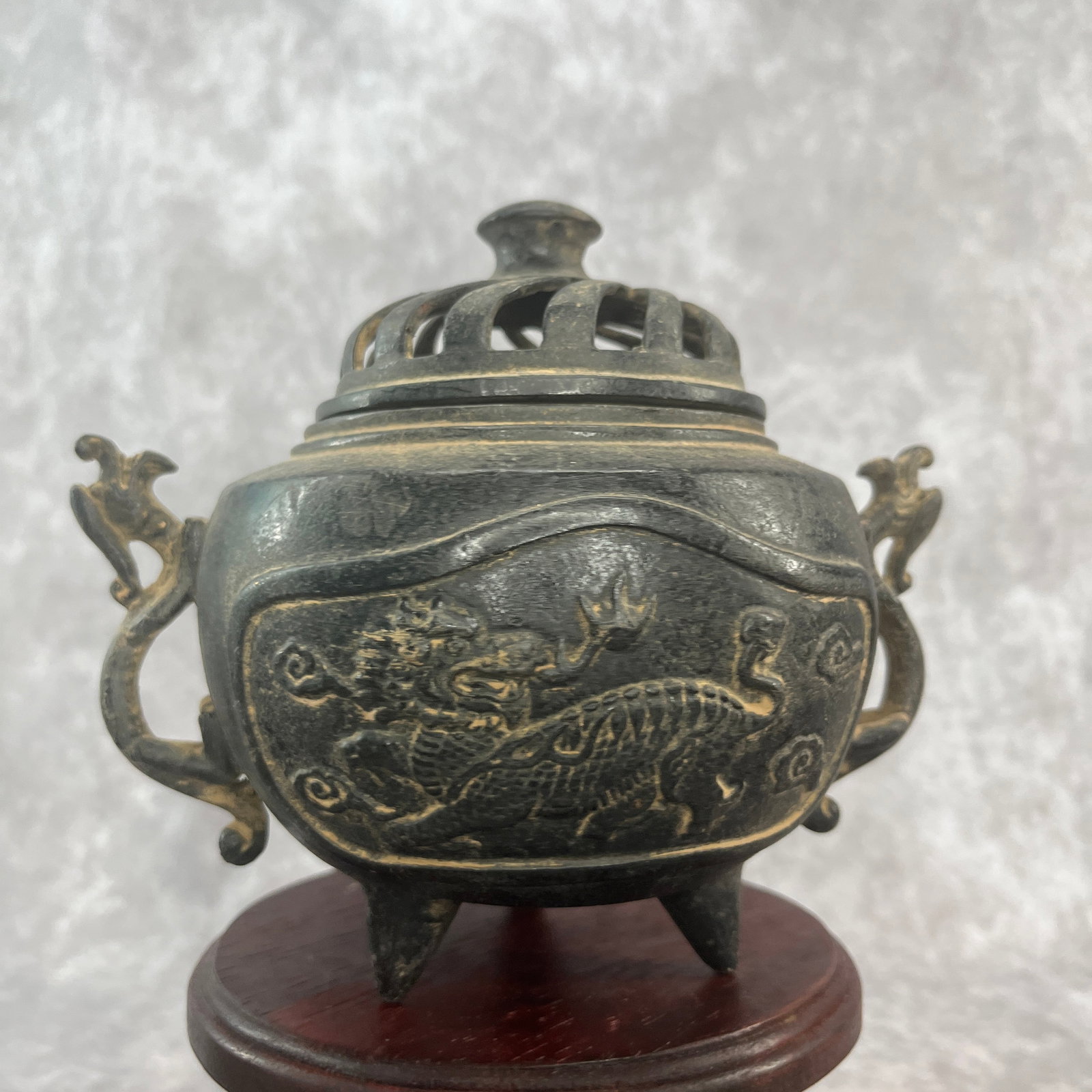 A FINE DOUBLE DRAGON HANDLE TRIPOD BRONZE INCENSE BURNER: Qing Dynasty; Long: 6.9 inch; Width: 5.1 inch; High: 5.8 inch. Wooden base for picture and display only.
