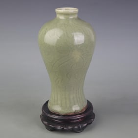 A LONGQUAN KILN MEIPING VASE WITH INCISED FLORAL DECORATION