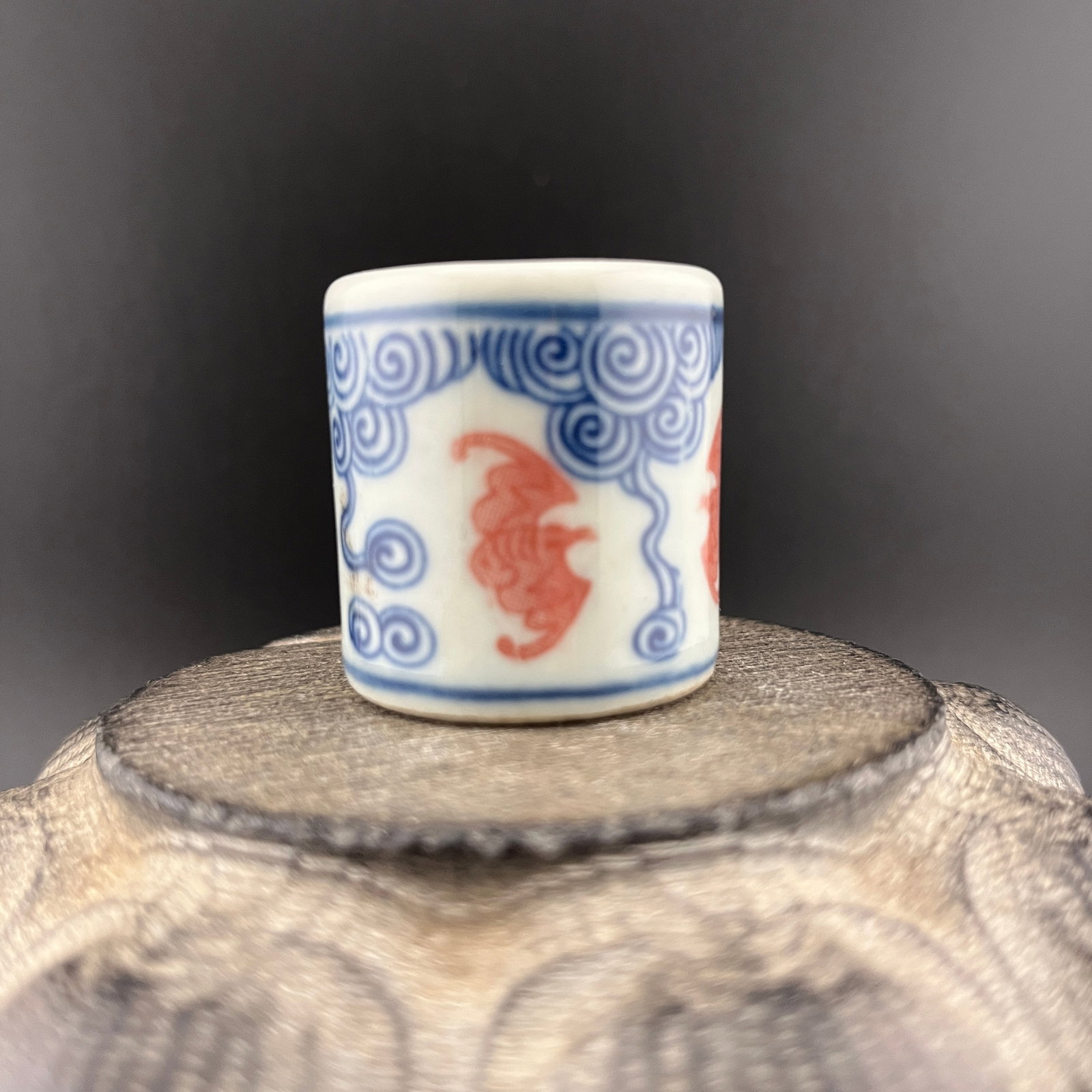 A FINE BAT PATTERN PORCELAIN THUMB RING - 2