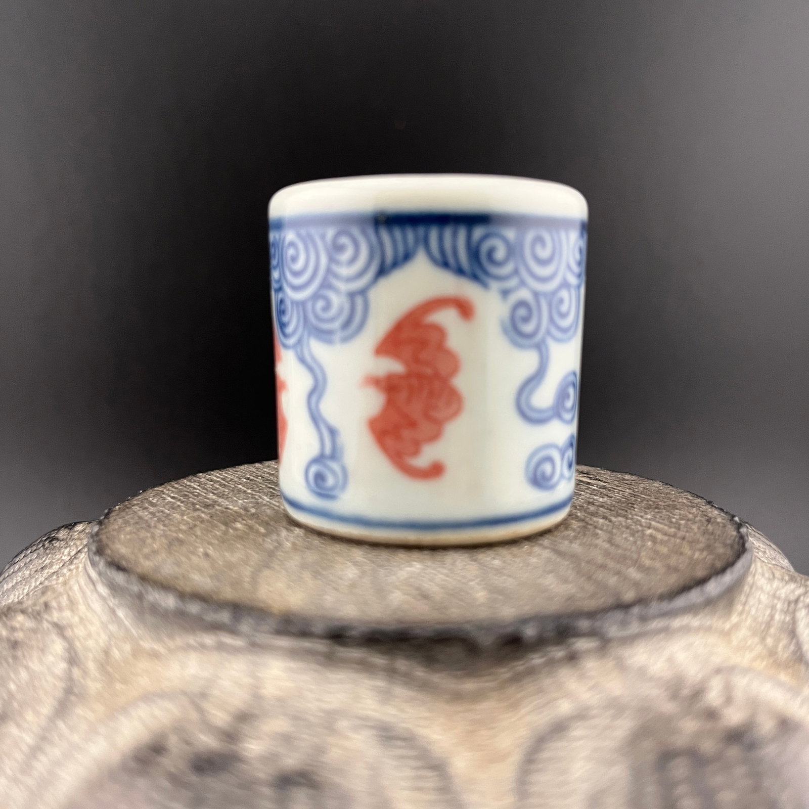 A FINE BAT PATTERN PORCELAIN THUMB RING - 3