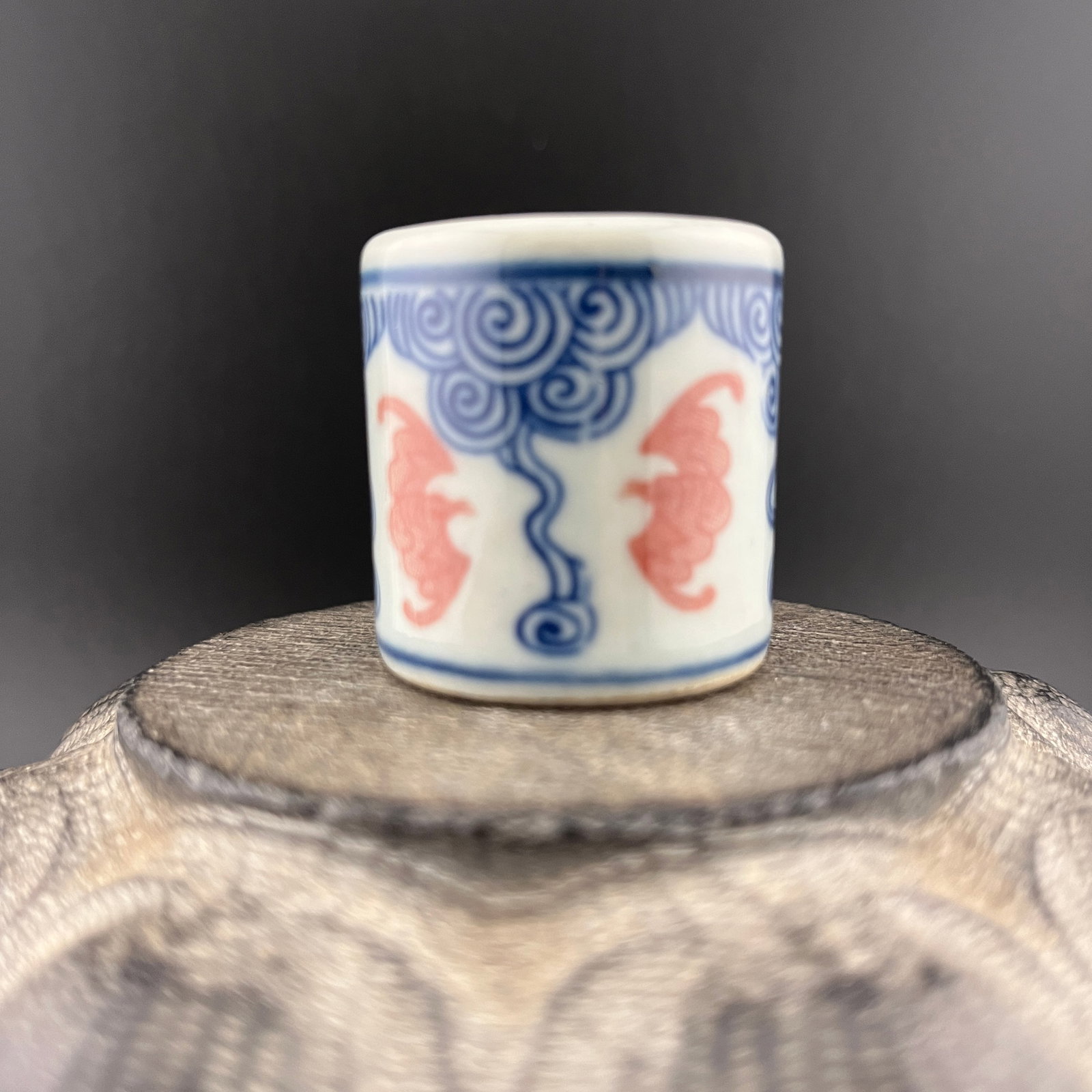 A FINE BAT PATTERN PORCELAIN THUMB RING - 4